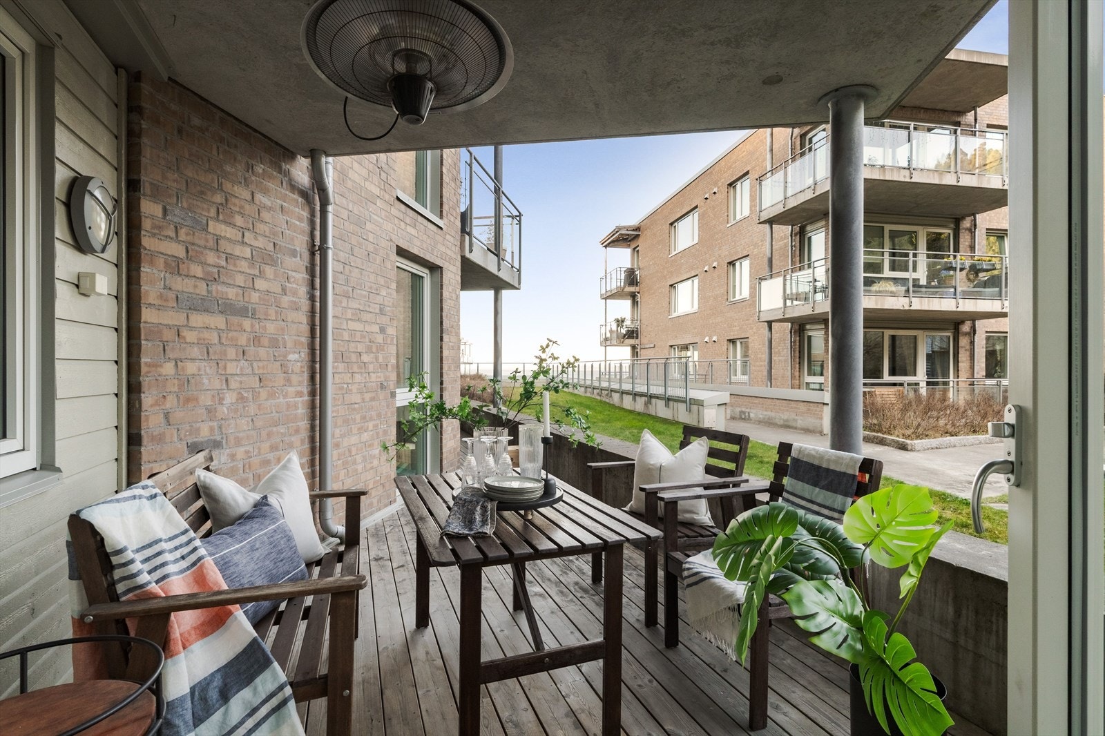 Fra stuen er det direkte utgang til terrassen på ca. 15m². Galleribilde