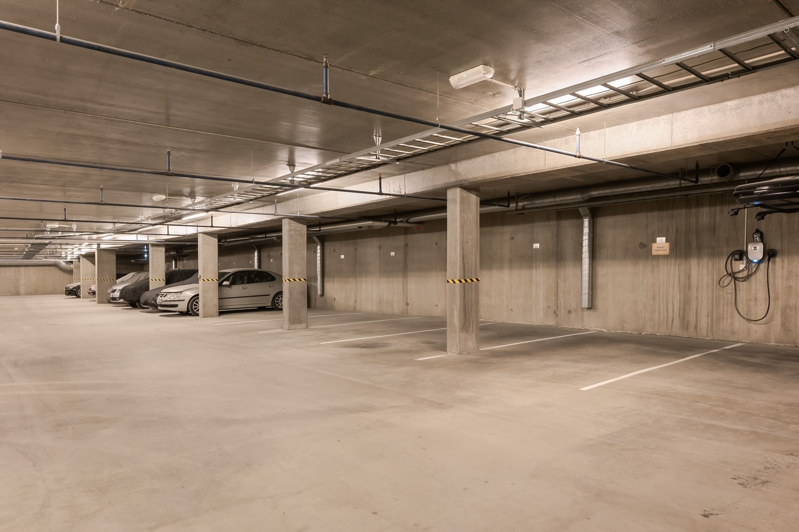 Leiligheten har en fast parkeringsplass i oppvarmert p-kjeller. Galleribilde