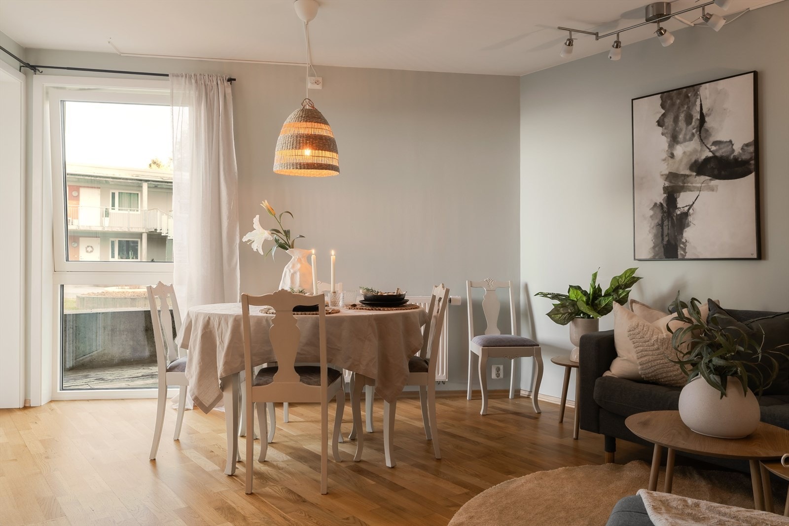 Planløsningen er god og legger til rette for en gjennomtenkt og funksjonell bolig. Galleribilde
