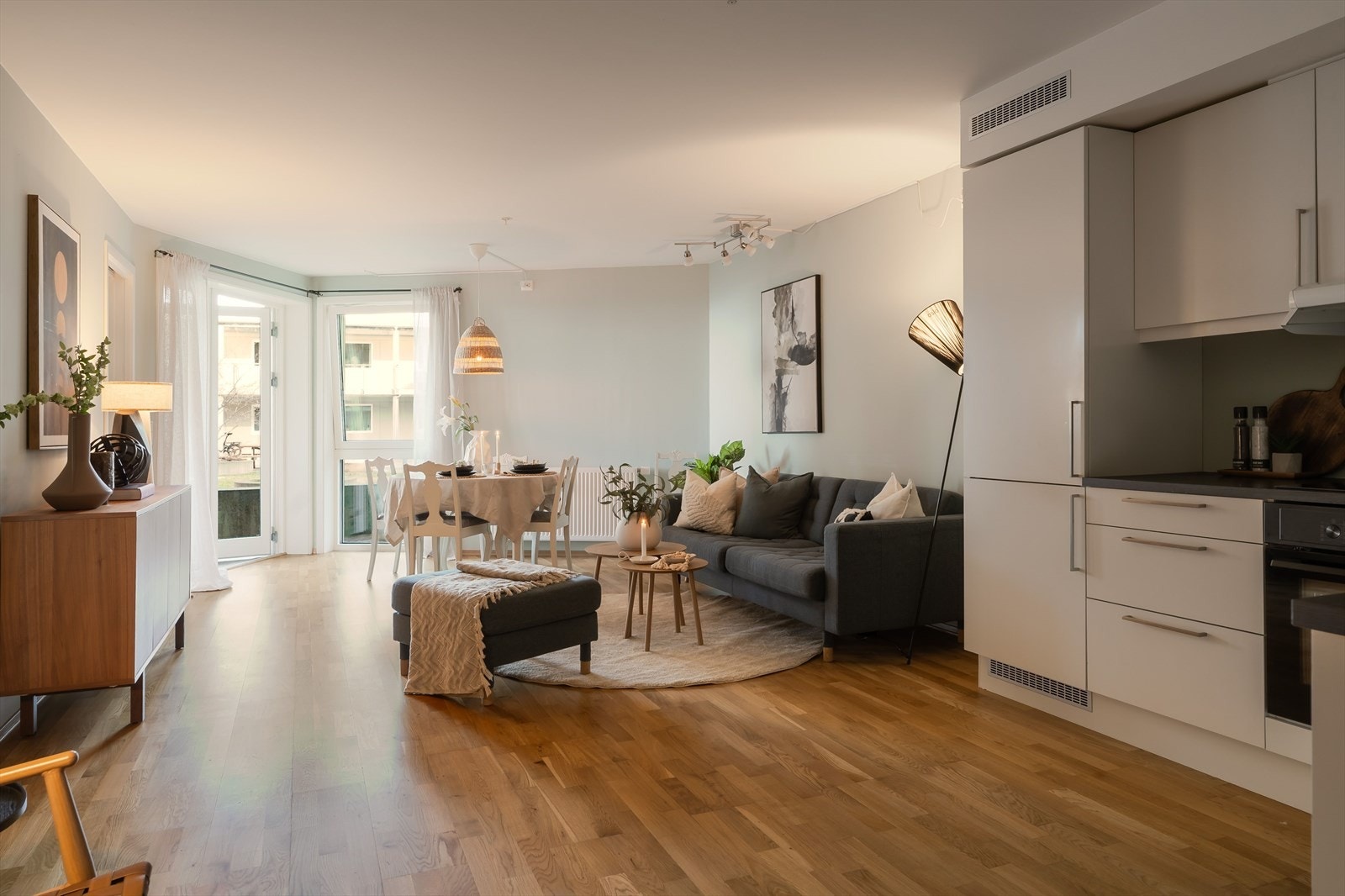 Lys og innbydende stue med god plass til både sofagruppe og spisebord. Store vindusflater slipper inn rikelig med dagslys og gir en luftig romfølelse. Galleribilde