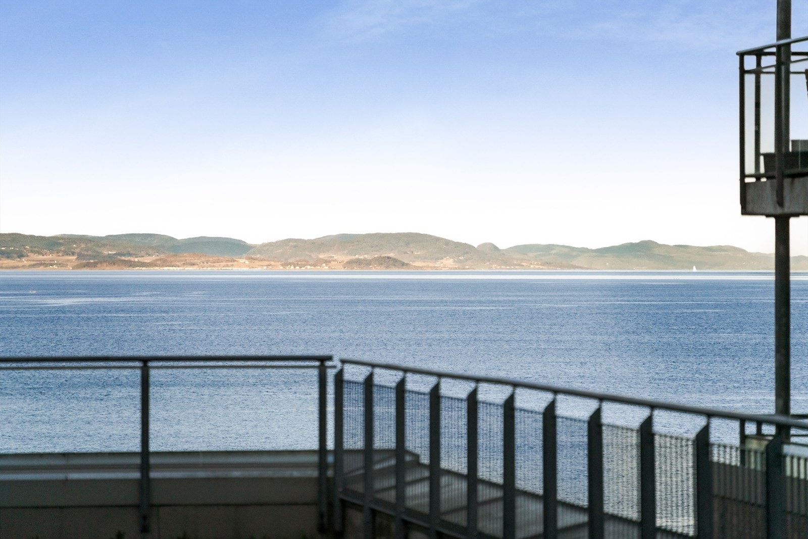 Fra terrassen har du utsikt mot Trondheimsfjorden. Galleribilde