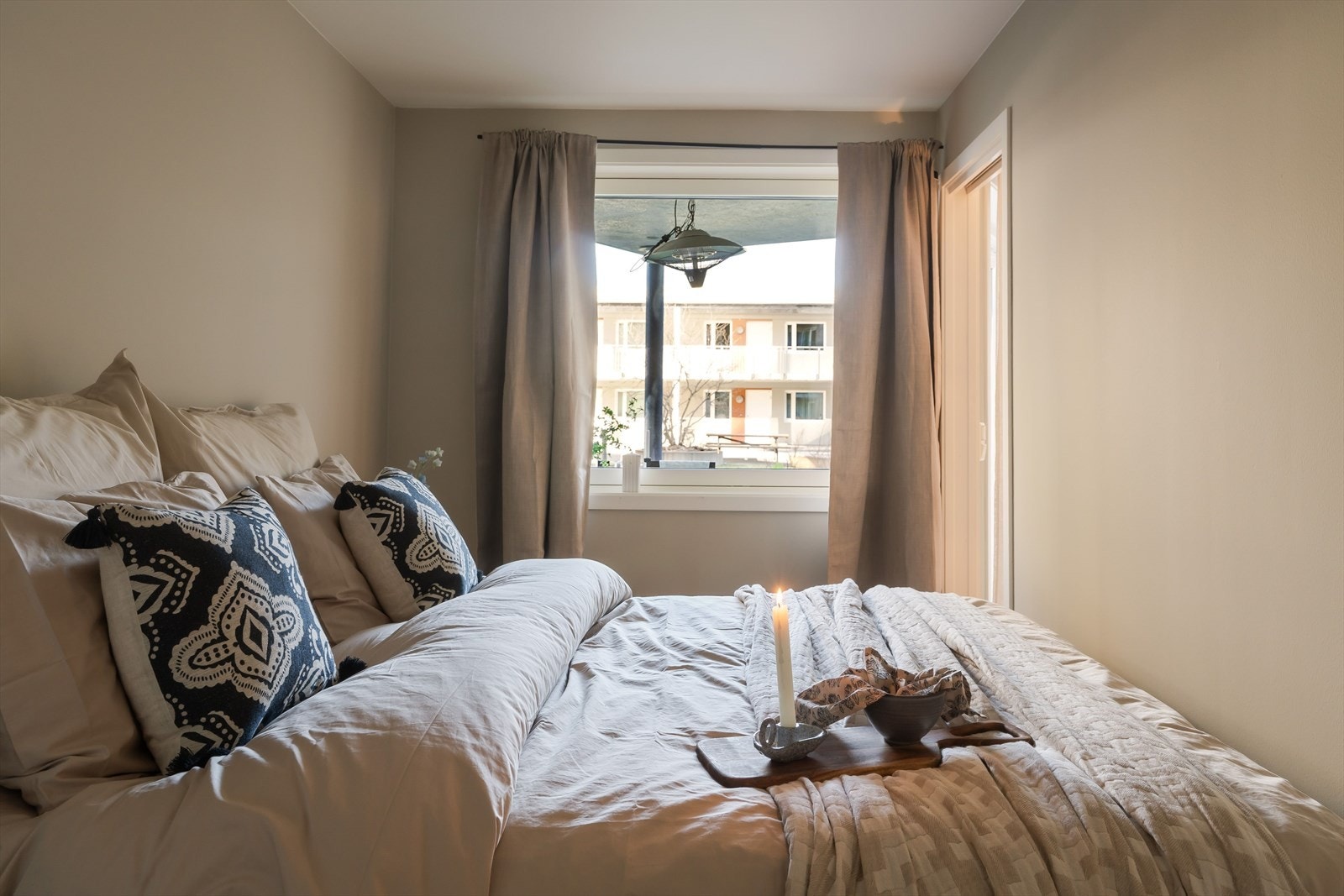 Soverommet er på 10m². Her har du praktisk skyvedørsløsning inn til rommet. Galleribilde