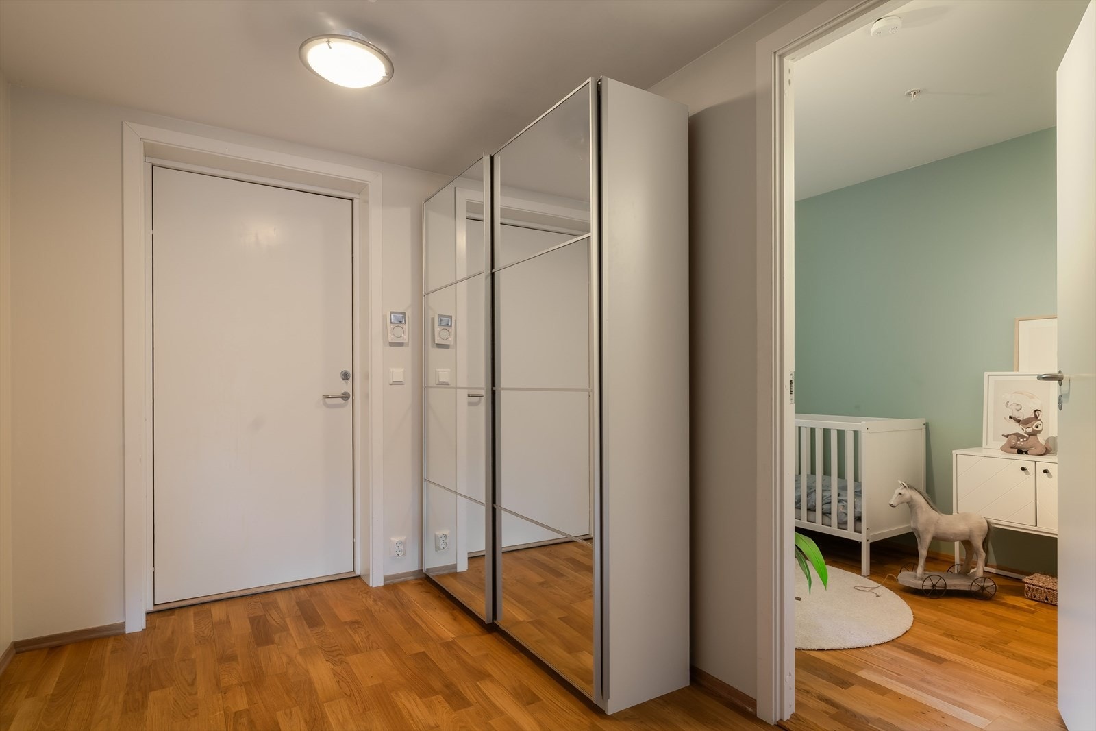 Gang/entré er på 6m² og fremstår som en luftig velkomstsone, med enkel adkomst til boligens øvrige rom. Galleribilde