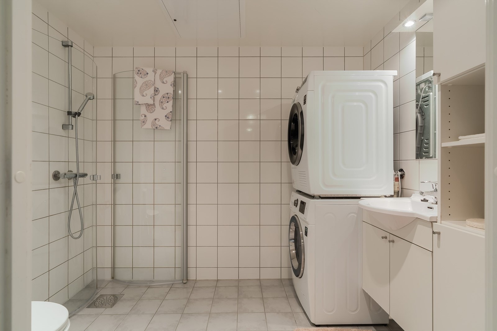 Leilighetens bad er på ca. 4m² og har flislagte vegger. Galleribilde