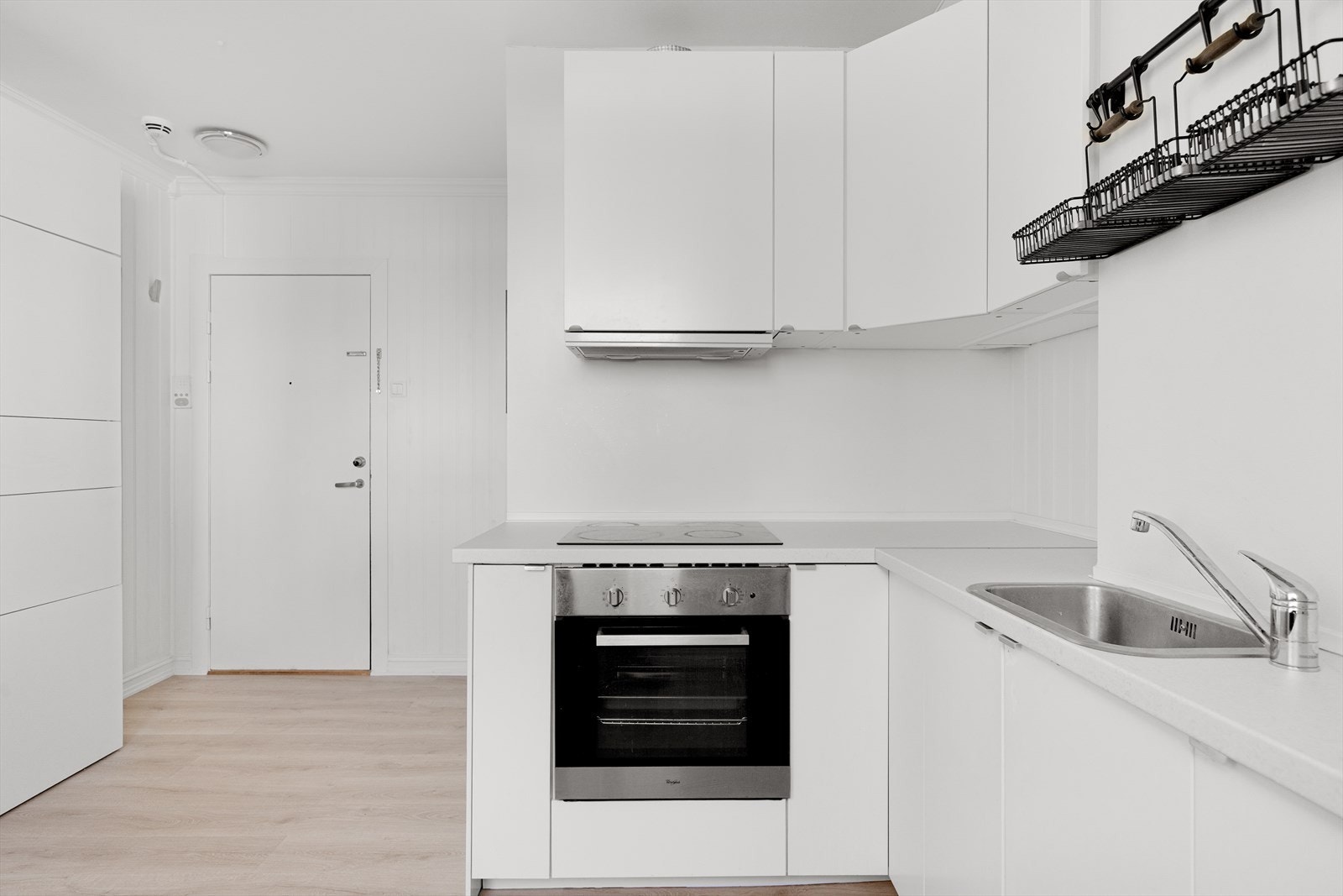 Innredningen har glatte fronter, laminat benkeplate og oppvaskkum med ettgreps blandebatteri. Kjøkkenet ble oppgradert med ny benkeplate i april 2026. Galleribilde