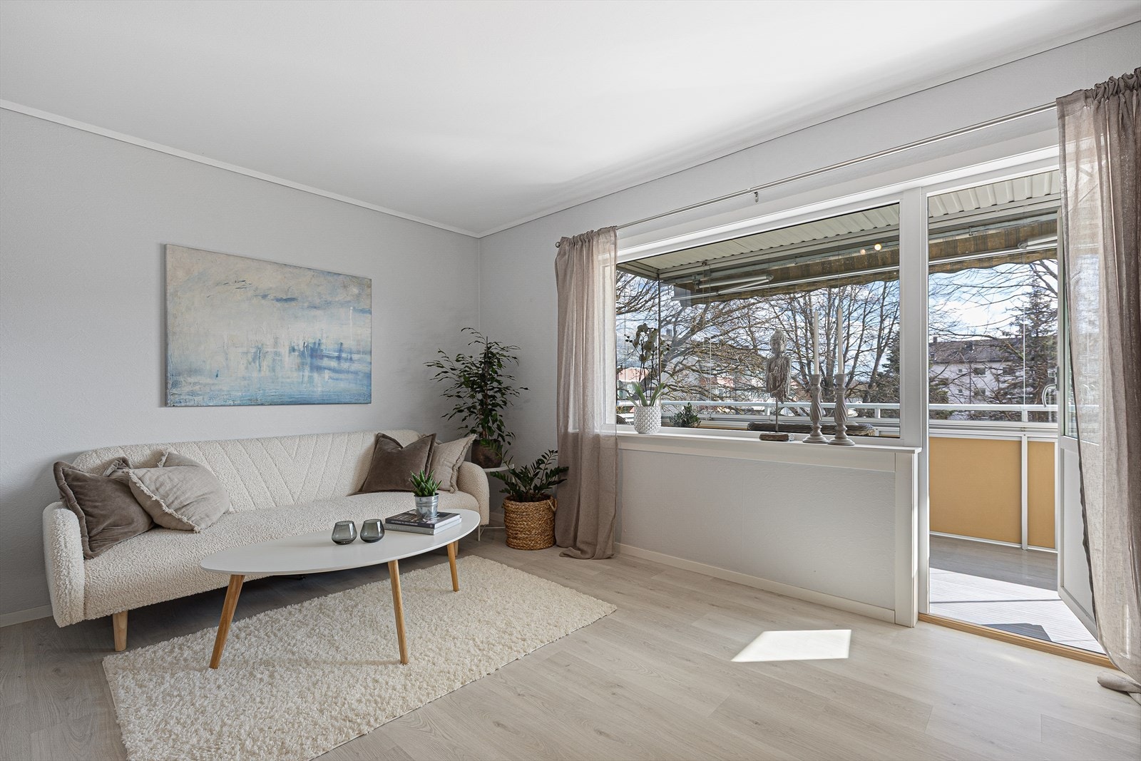 Stuen har god plass til sofagruppe, og det er også plass til en mindre spisestue om ønskelig. Galleribilde