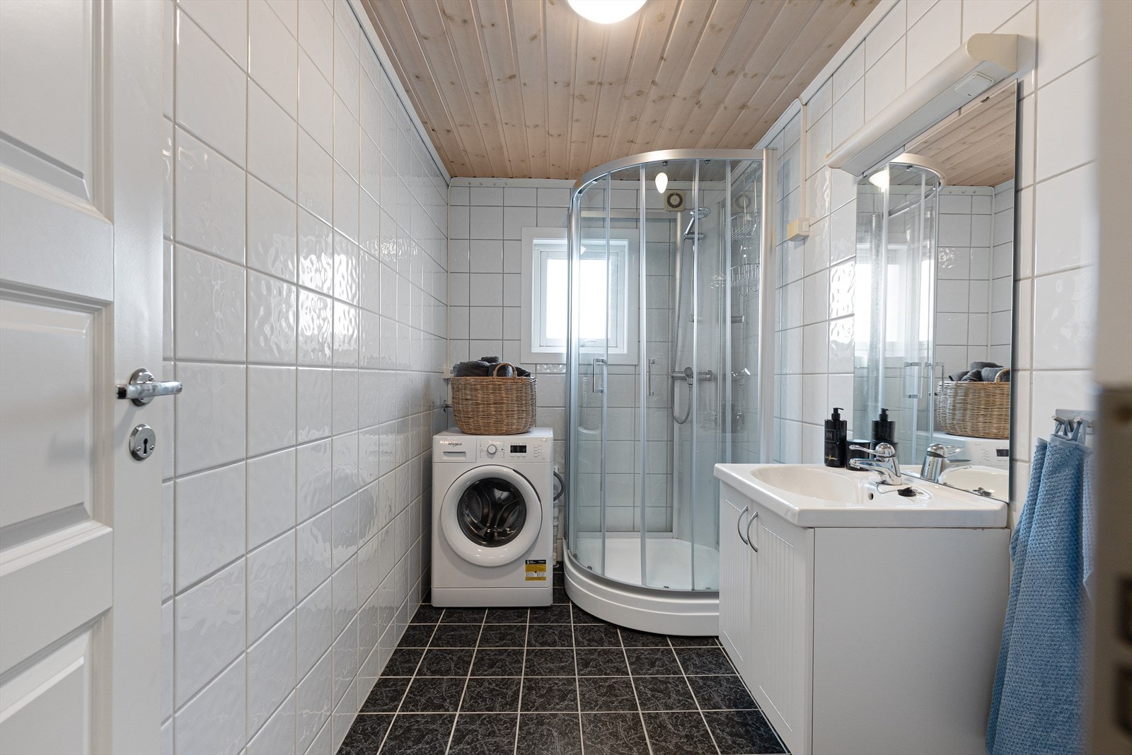 Lyst, flislagt bad pusset opp i regi av borettslaget i 2005/06. Badet har varmekabler i gulv, toalett og dusjkabinett, samt servantskap og opplegg for vaskemaskin.
' Galleribilde