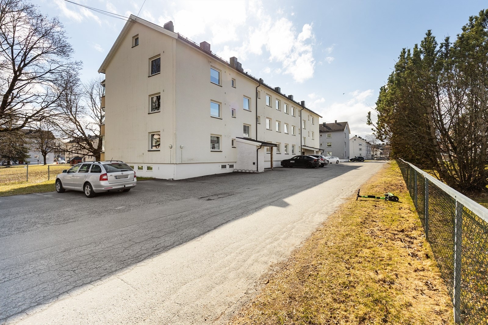 Borettslagets tomt fremstår som velholdt, og er pent opparbeidet med store og fine fellesarealer. Galleribilde