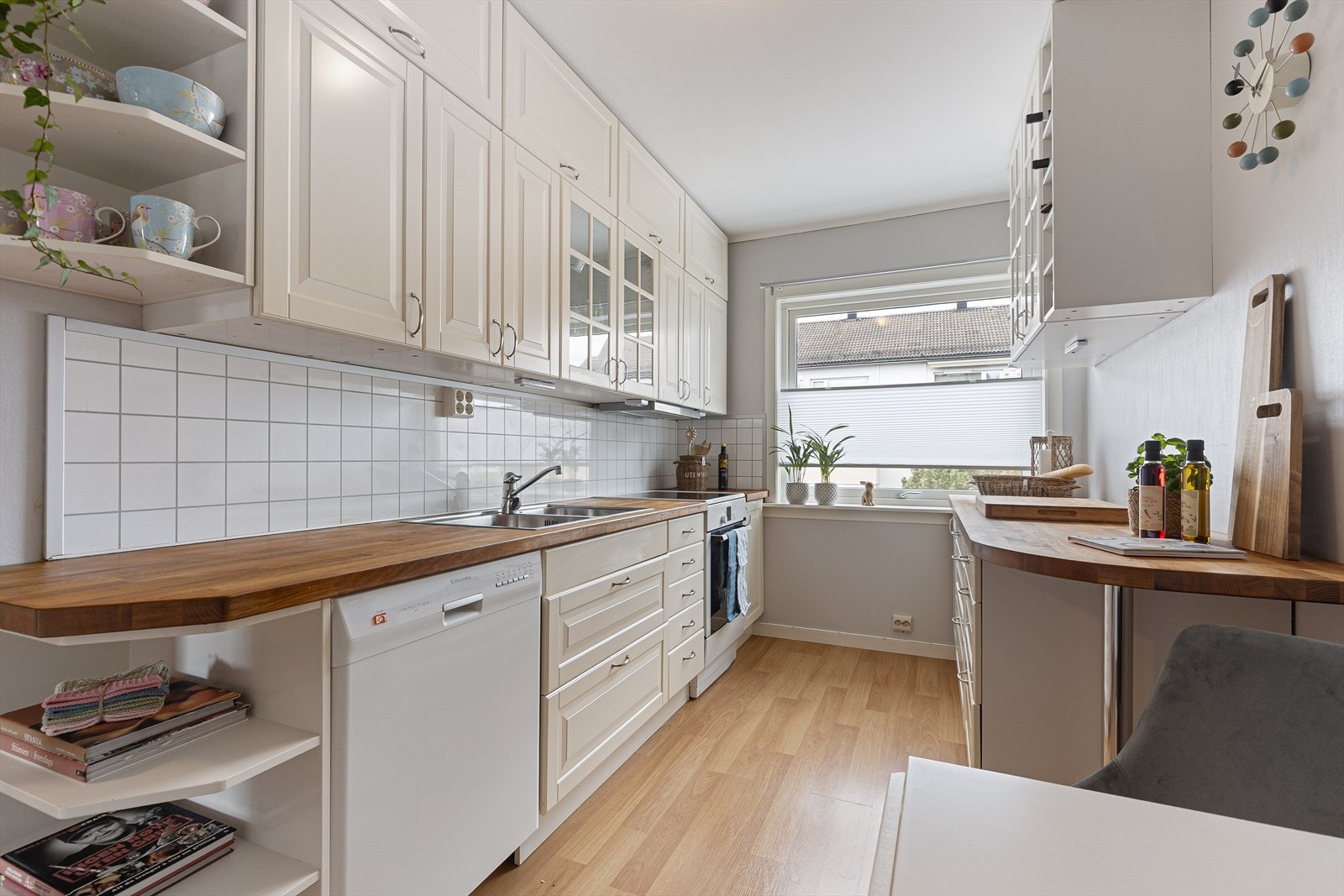 Opplegg for oppvaskmaskin og avsatt plass til frittstående hvitevarer. Ventilator med avtrekk ut på vegg. Galleribilde