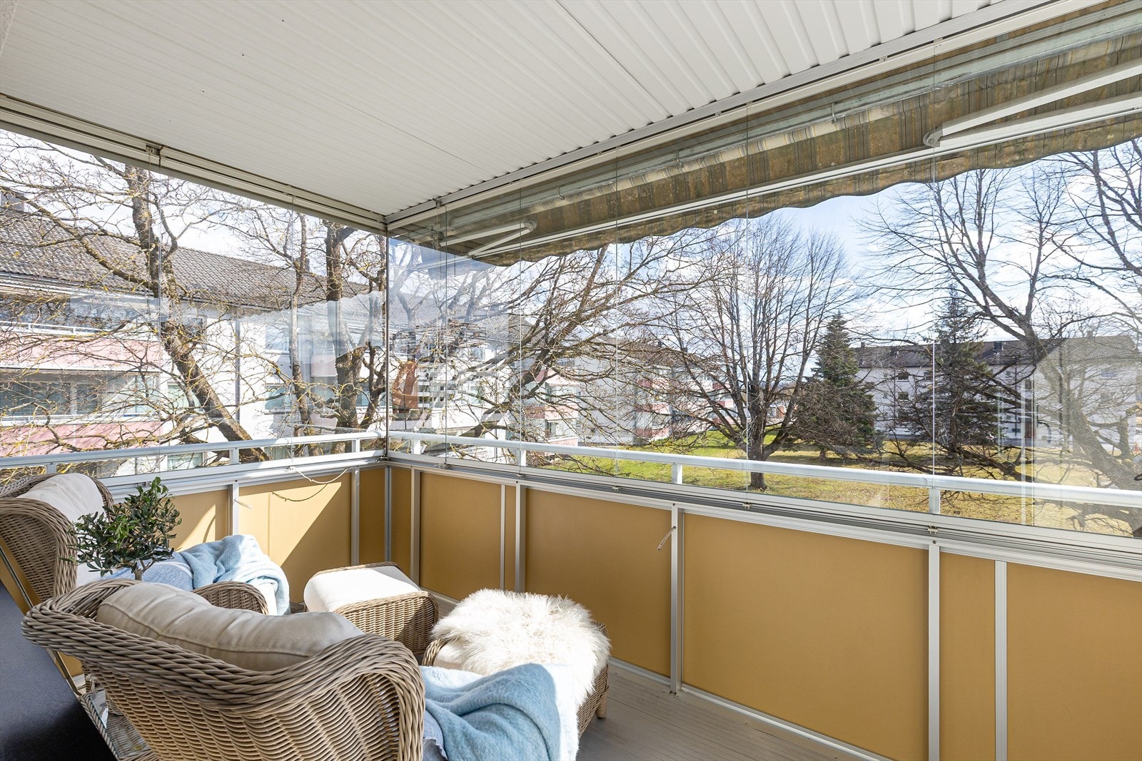 Fra stuen er det utgang til innglasset balkong mot syd. God plass til utemøbler og stor markise for solskjerming. Galleribilde