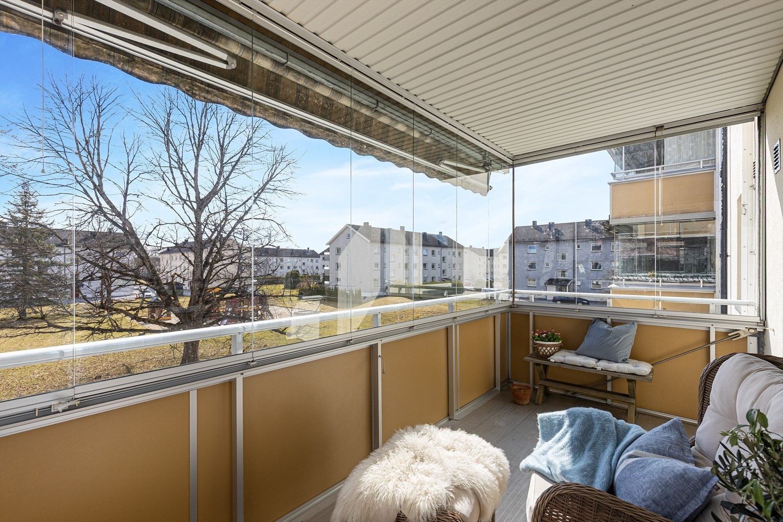 Balkongen er romslig og byr på gode solforhold, samt hyggelig utsikt mot borettslagets grøntareal. Galleribilde
