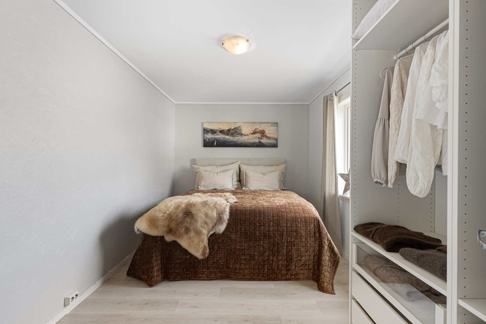Hovedsoverommet er romslig og har adkomst fra stuen. Her er det god plass til dobbeltseng og åpen garderobeløsning type Pax fra Ikea. Galleribilde