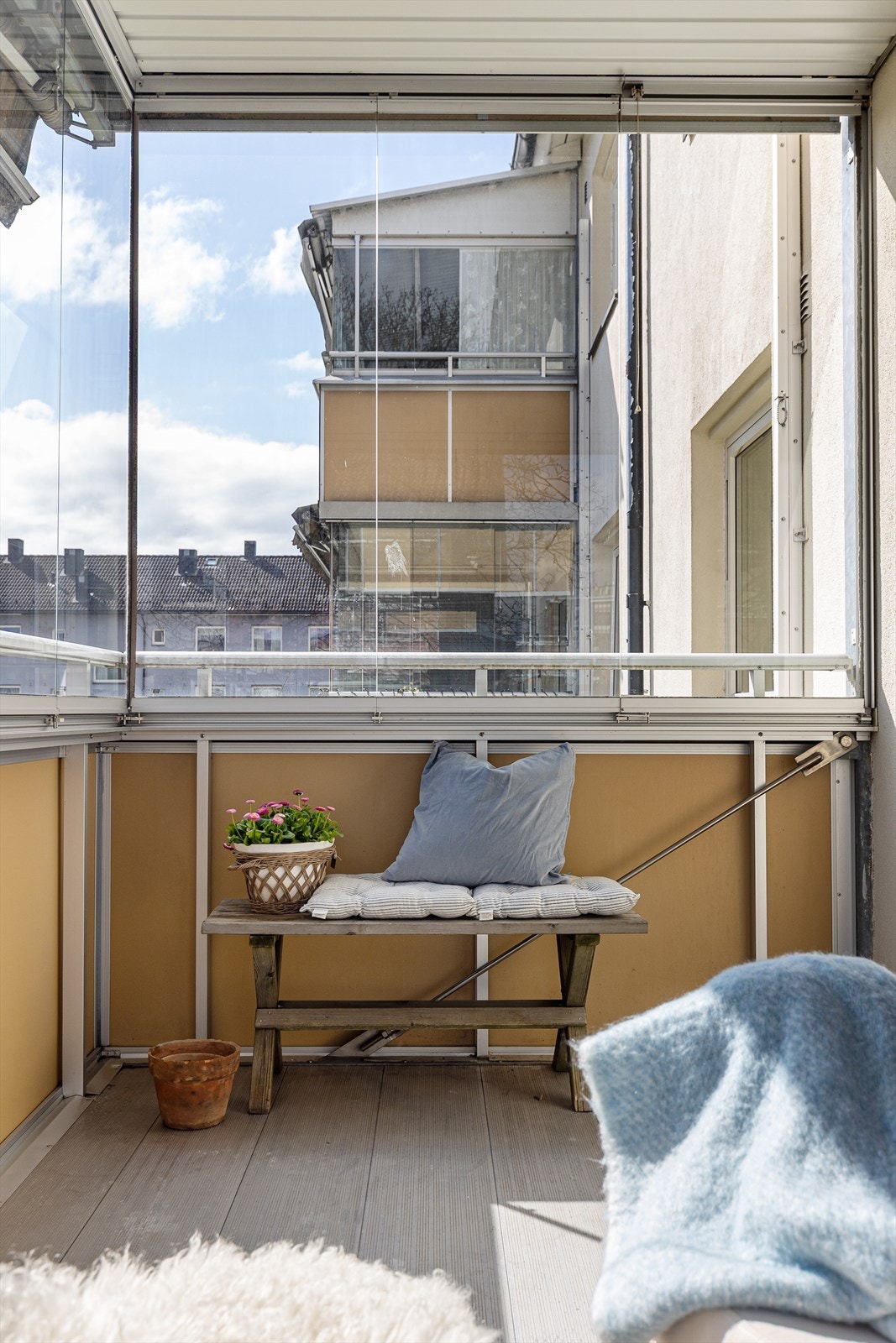 Balkongen har betongdekke og rekkverk med praktiske skyvevinduer, som enkelt kan skyves til side om ønskelig. Galleribilde