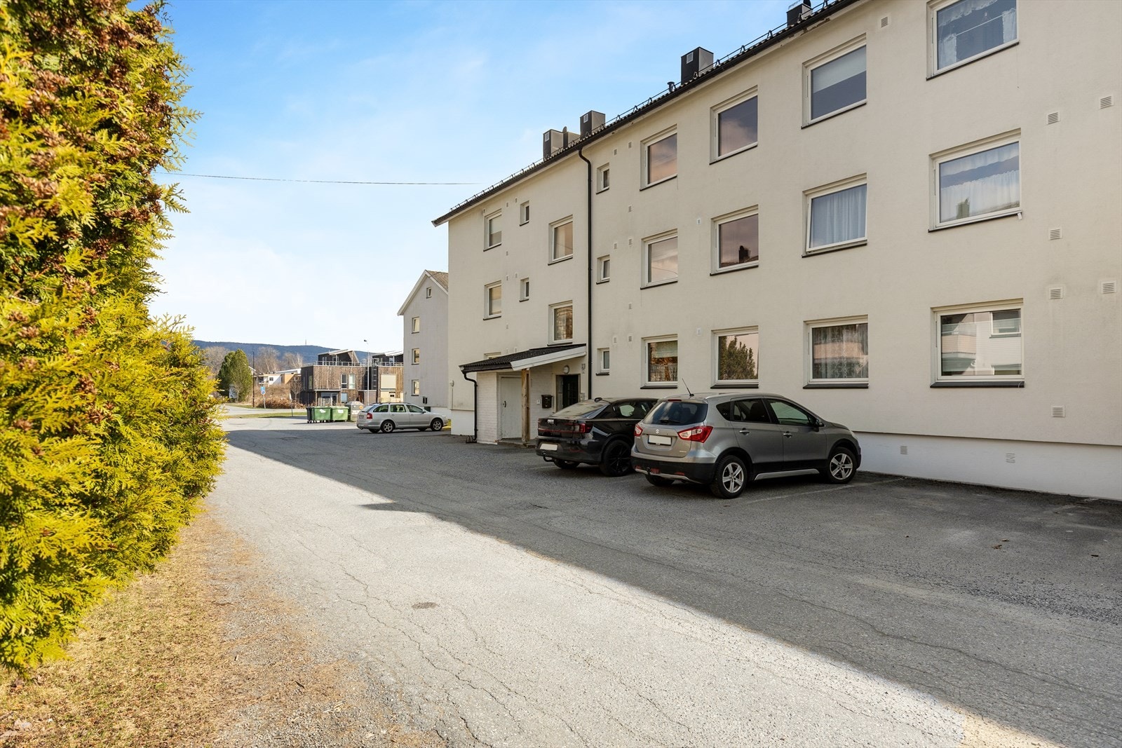 Felles, asfaltert parkeringsplass med biloppstillingsplasser rett utenfor blokka. Det er mulighet for lading av elbil i borettslaget. Galleribilde