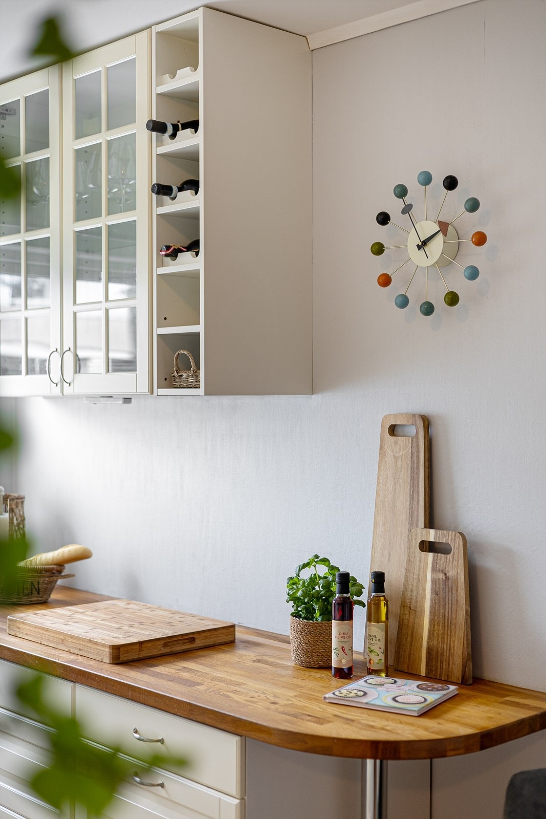 Benkeplate i heltre med gode arbeidsflater og nedfelt, dobbel oppvaskkum i rustfritt stål. Galleribilde