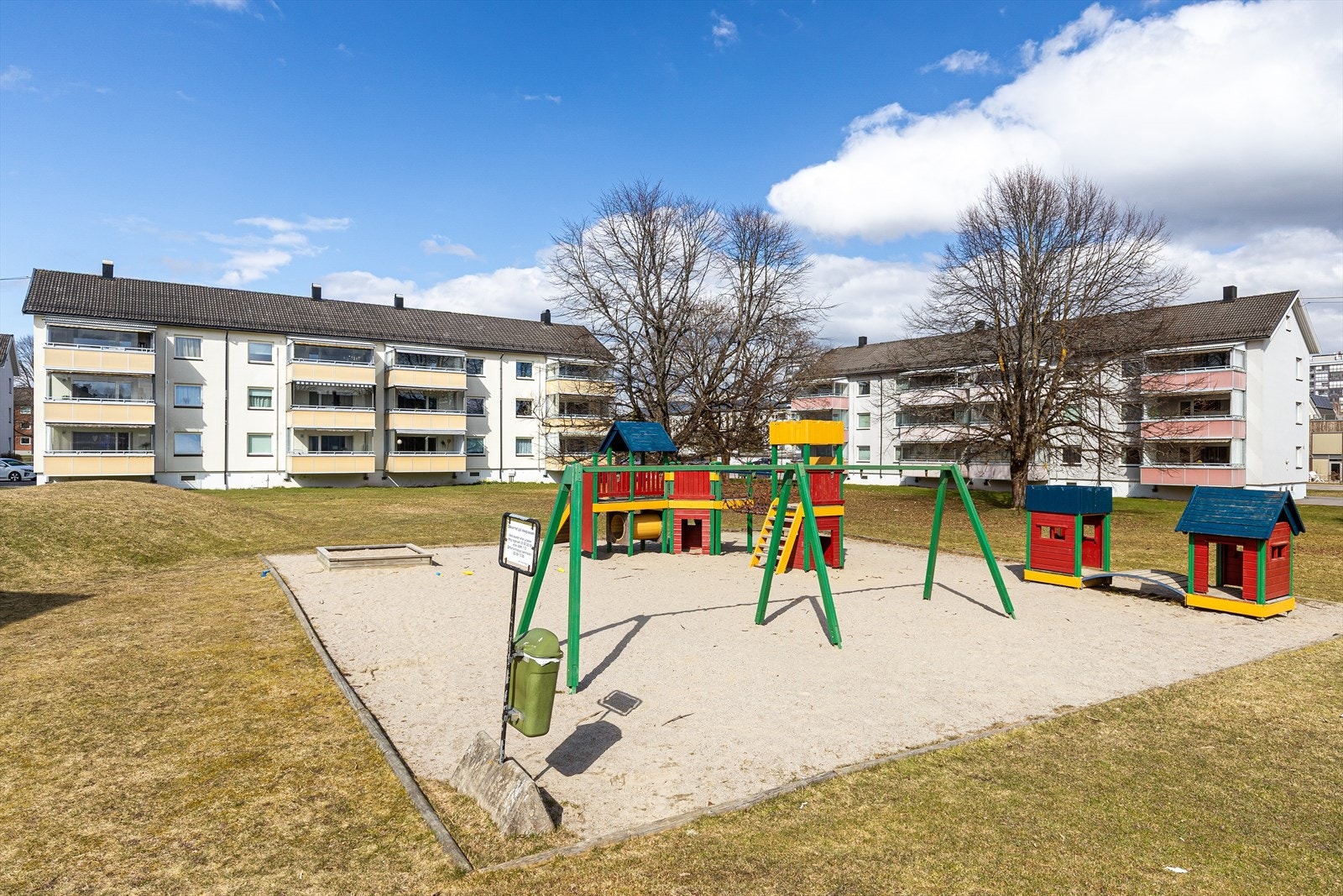 Det er på borettslagets tomt satt ut sittegrupper til felles bruk, og opparbeidet en trivelig lekeplass med diverse lekeapparater. Galleribilde