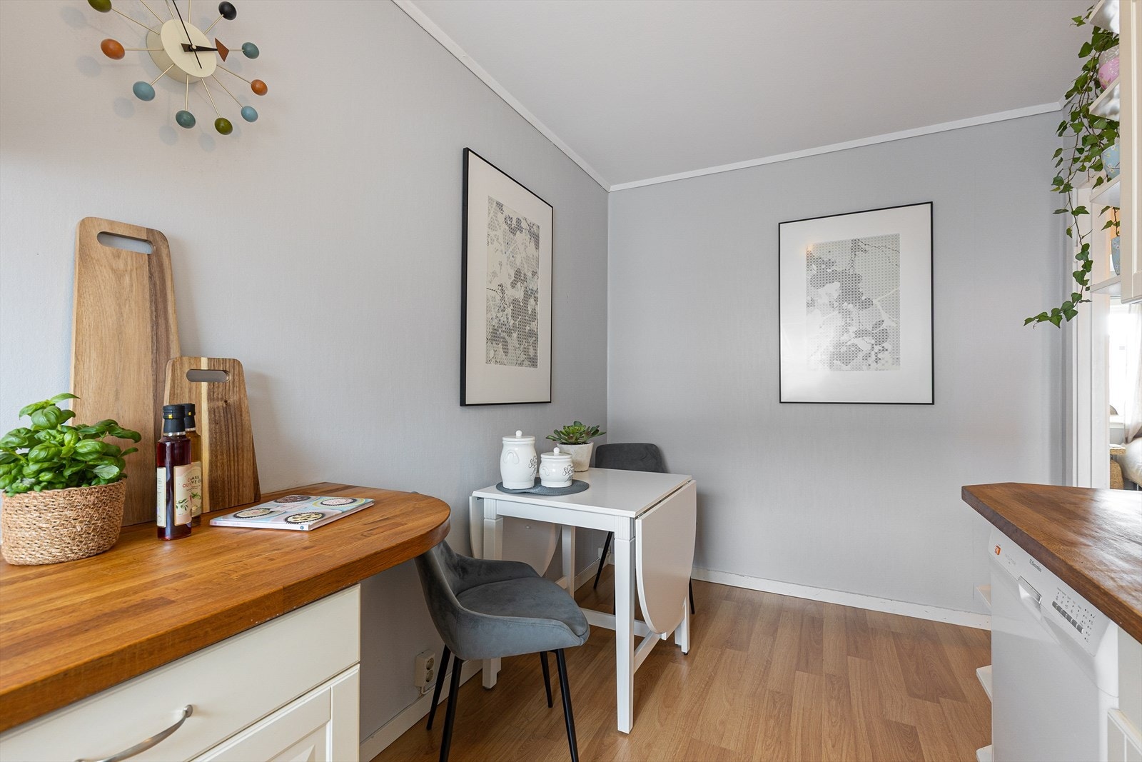 Overflater i leiligheten består hovedsakelig av laminat på gulv, samt vegger og tak med malte flater. Galleribilde