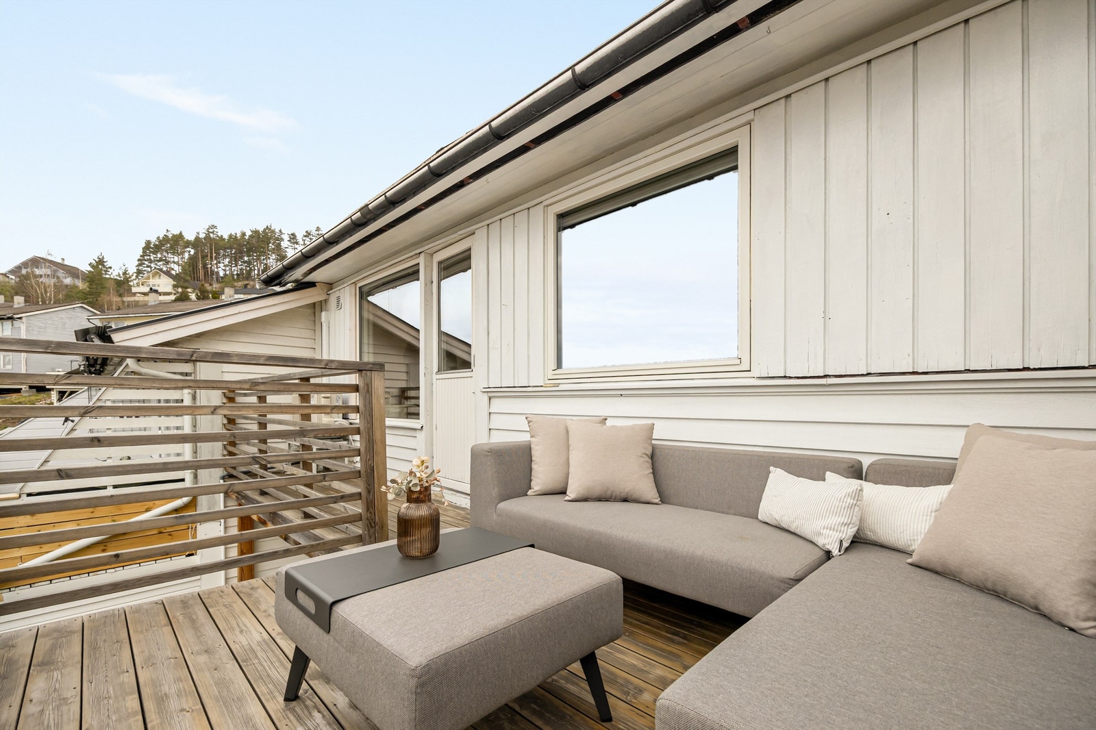 Fin uteplass på verandaen med plass til utemøbler Galleribilde