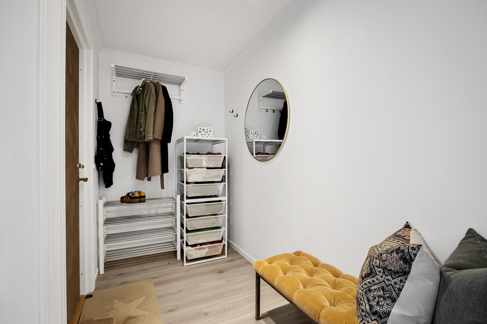 Entré med plass til knagg og skostativ Galleribilde