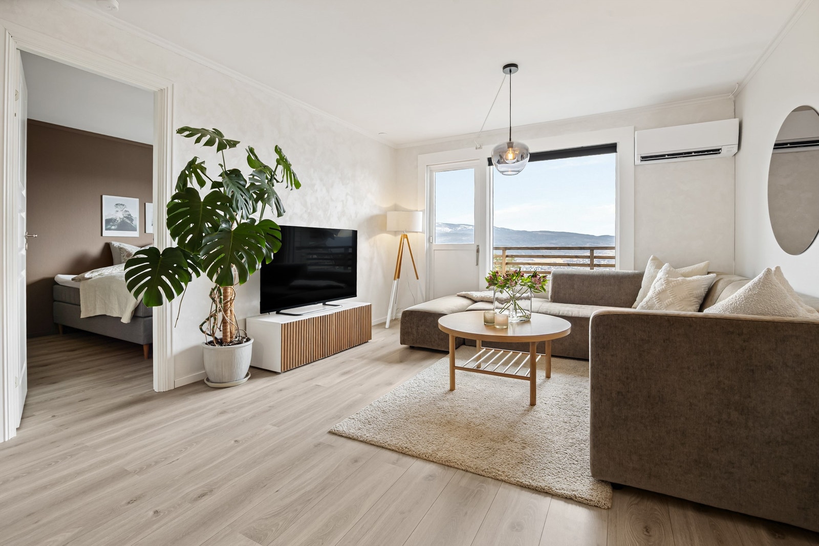 Lys og fin stue med plass til sofagruppe. Oppvarming via varmepumpe montert i 2025. Galleribilde