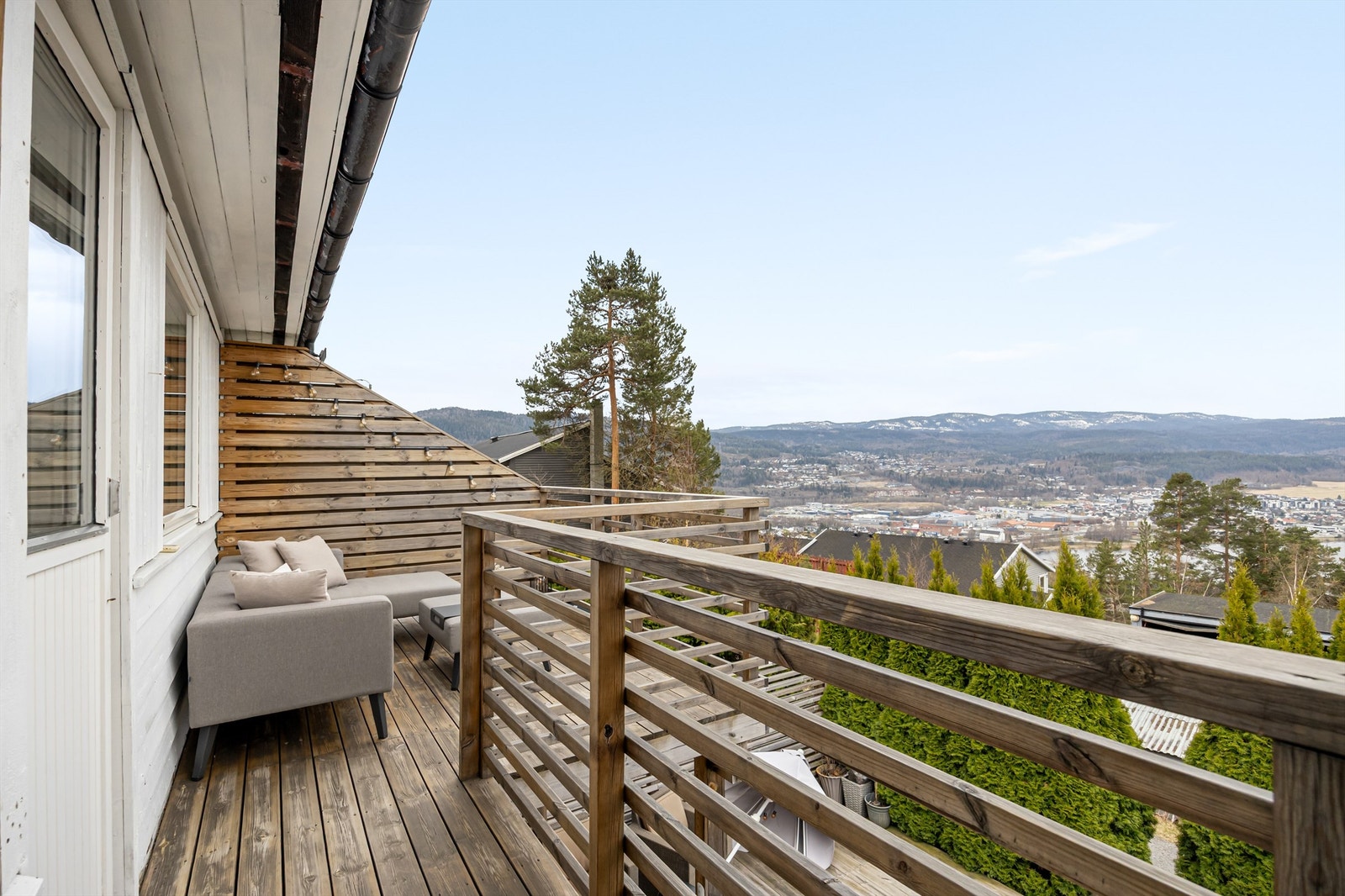 Veranda med flott utsikt over Eikerbygda og mot Kongsberg
Foto: Stine Prøitz Jørgensen Galleribilde