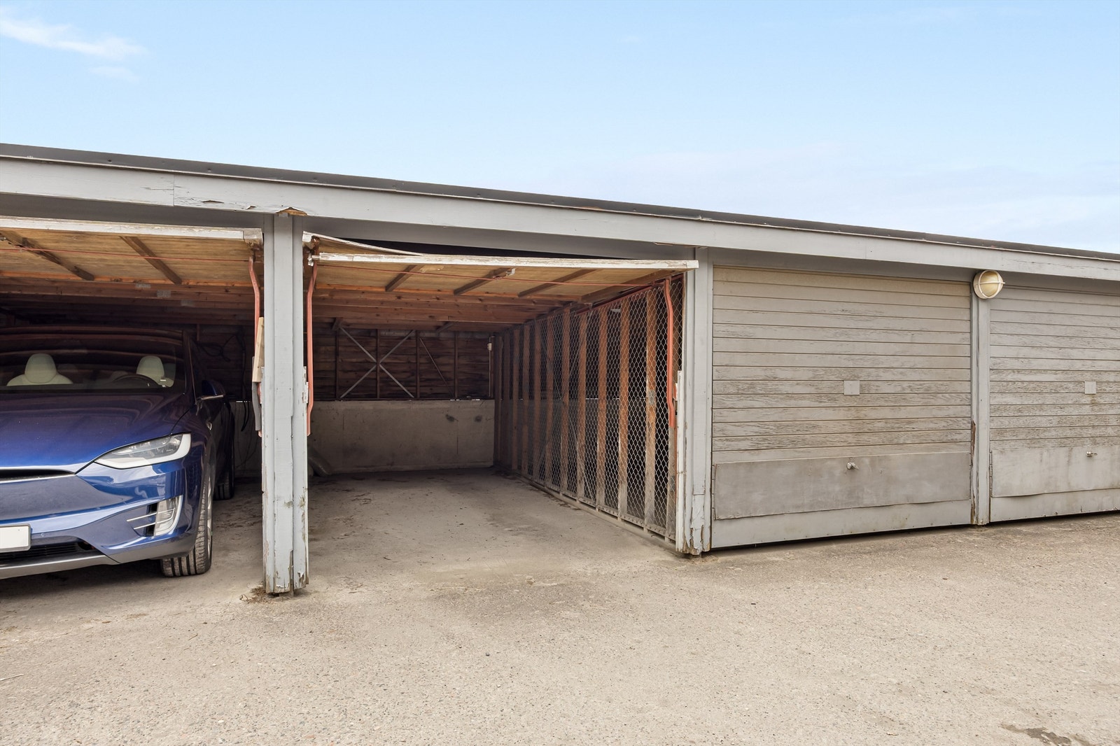 Leiligheten disponerer en garasjeplass i felles garasjerekke. Det er planlagt renovering av garasjene. Se punkt parkering i salgsoppgaven. Galleribilde