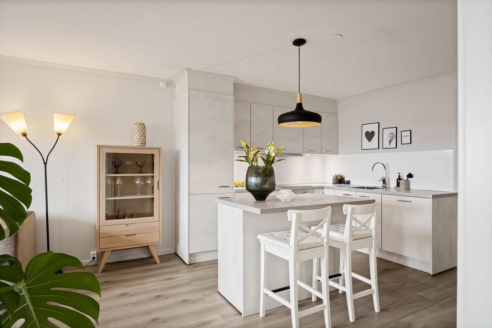Meget pent kjøkken med Keo innredning fra 2020. Innredningen har glatte fronter og laminert benkeplate med nedfelt kjøkkenvask og stikkontakt nedfelt i kjøkkenbenken. Galleribilde