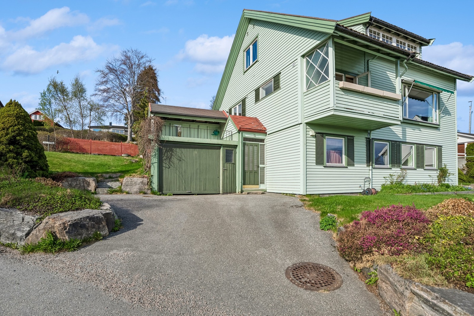 Det er parkering på både sør og nordside av boligen. Fra sørsiden er det inngang til utleiedelen Galleribilde
