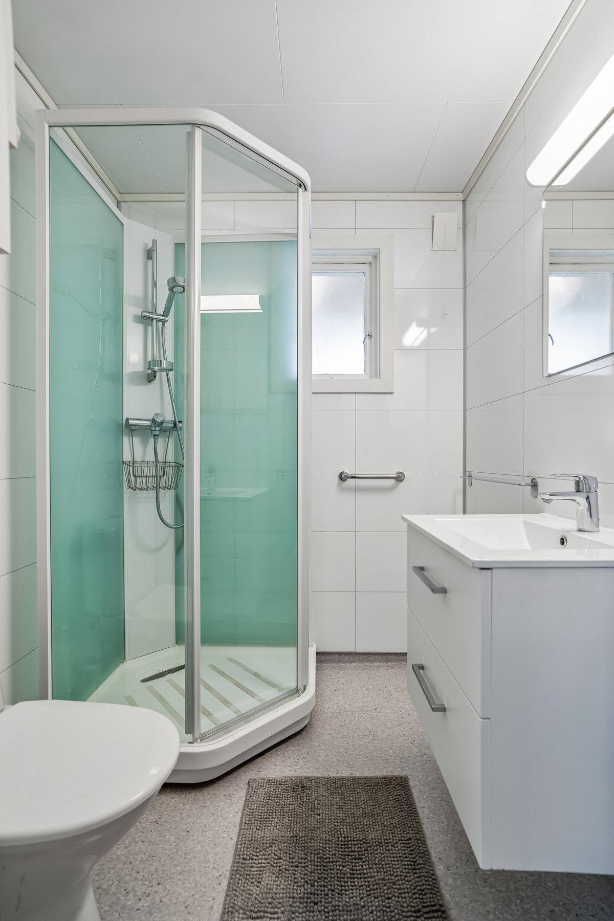 Badet i hovedetasje ble pusset opp i 2021. Badet har belegg på gulvet med varme, det er våtromsplater på veggene. Galleribilde