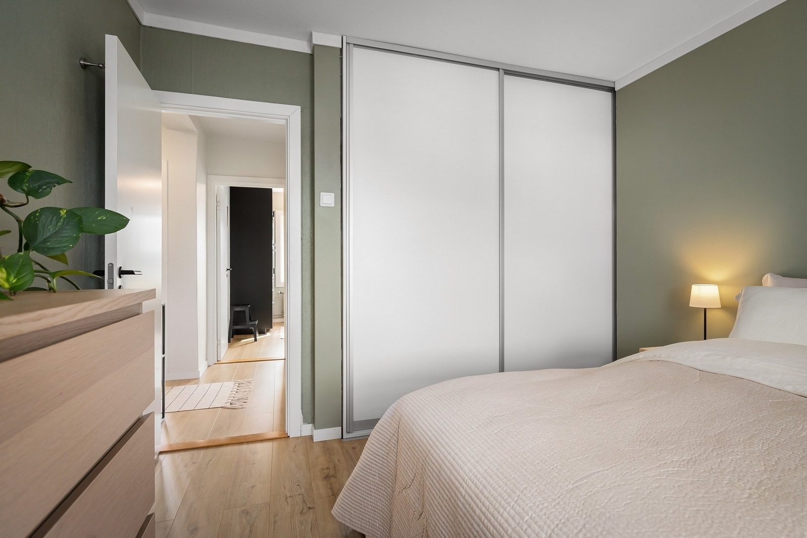 Det er også stor og praktisk skyvedørsgarderobe Galleribilde