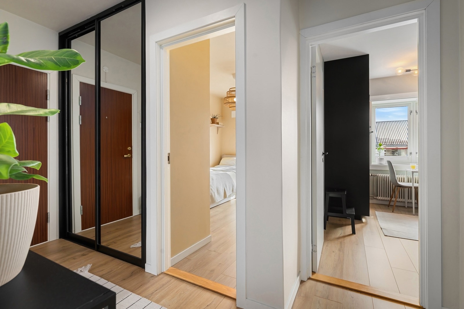 Entréen har også skyvedørsgarderobe med god lagringskapasitet Galleribilde