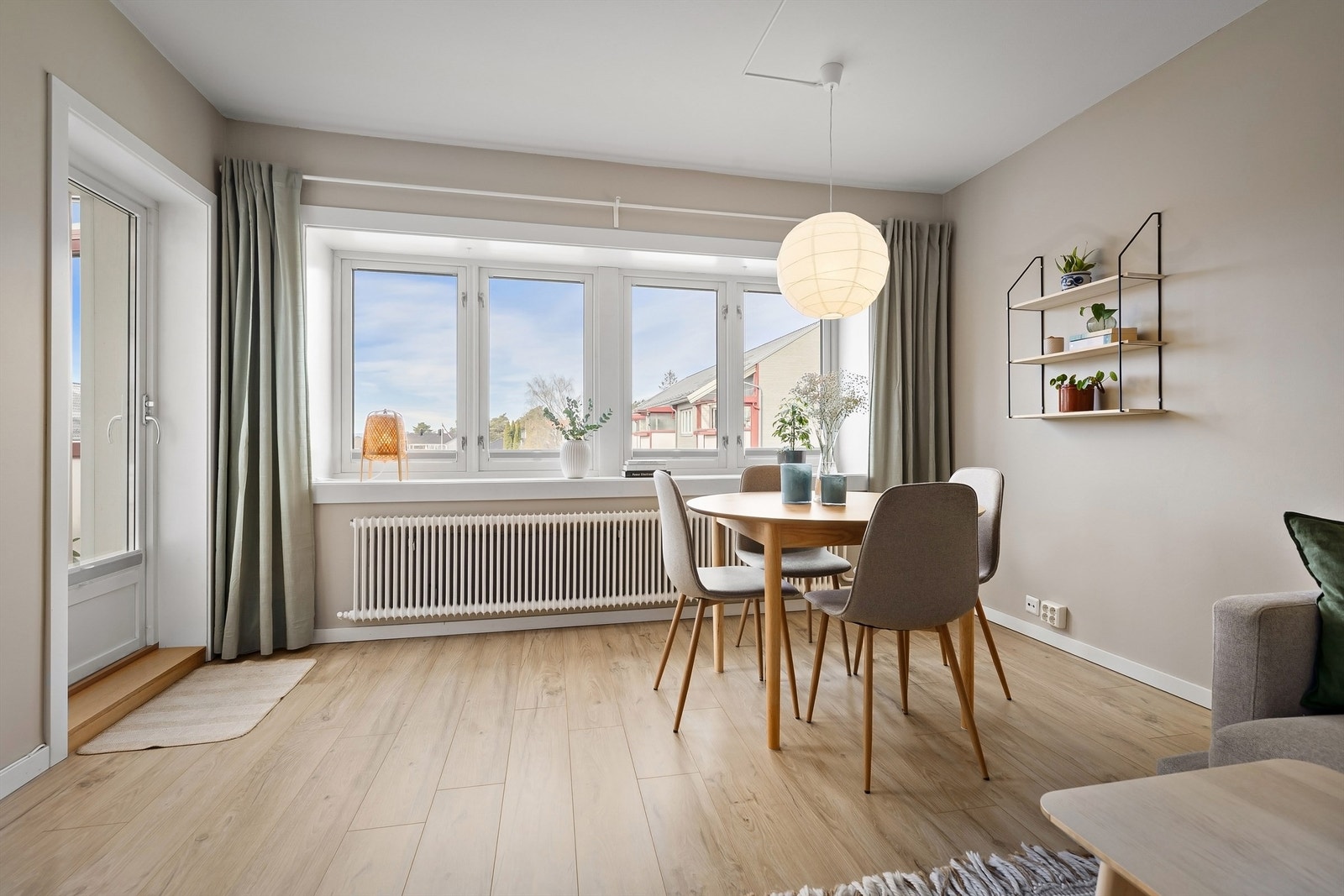 God plass i stuen til både sofa og spisebord Galleribilde