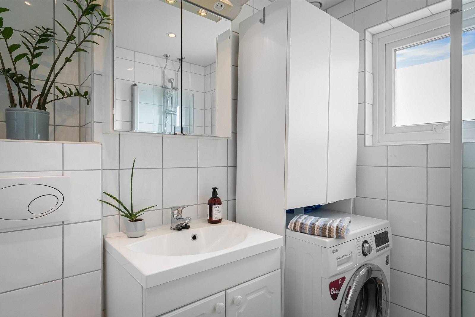 På badet er det bl.a. varmekabler i gulv, vegghengt toalett og opplegg for vaskemaskin Galleribilde