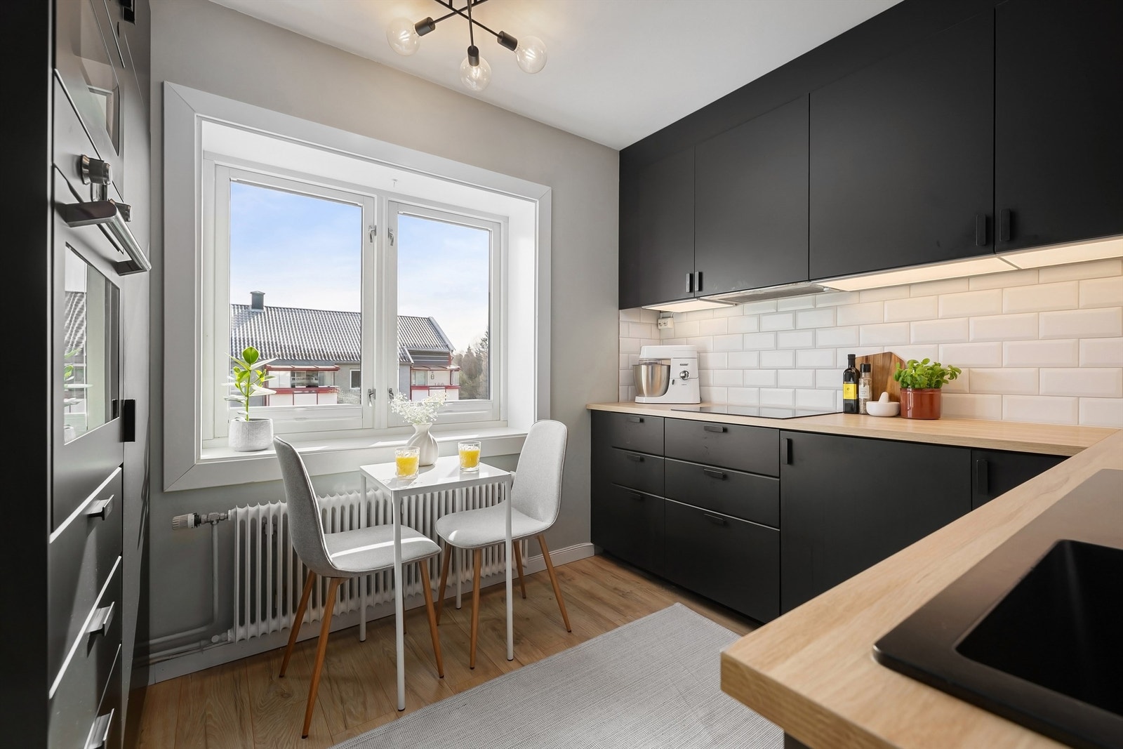 Kjøkkenet har innredning fra 2020 og har plass til frokostbord Galleribilde