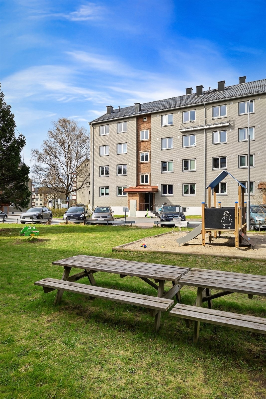 Det er lekeplasser og pent opparbeidede fellesarealer i borettslaget Galleribilde