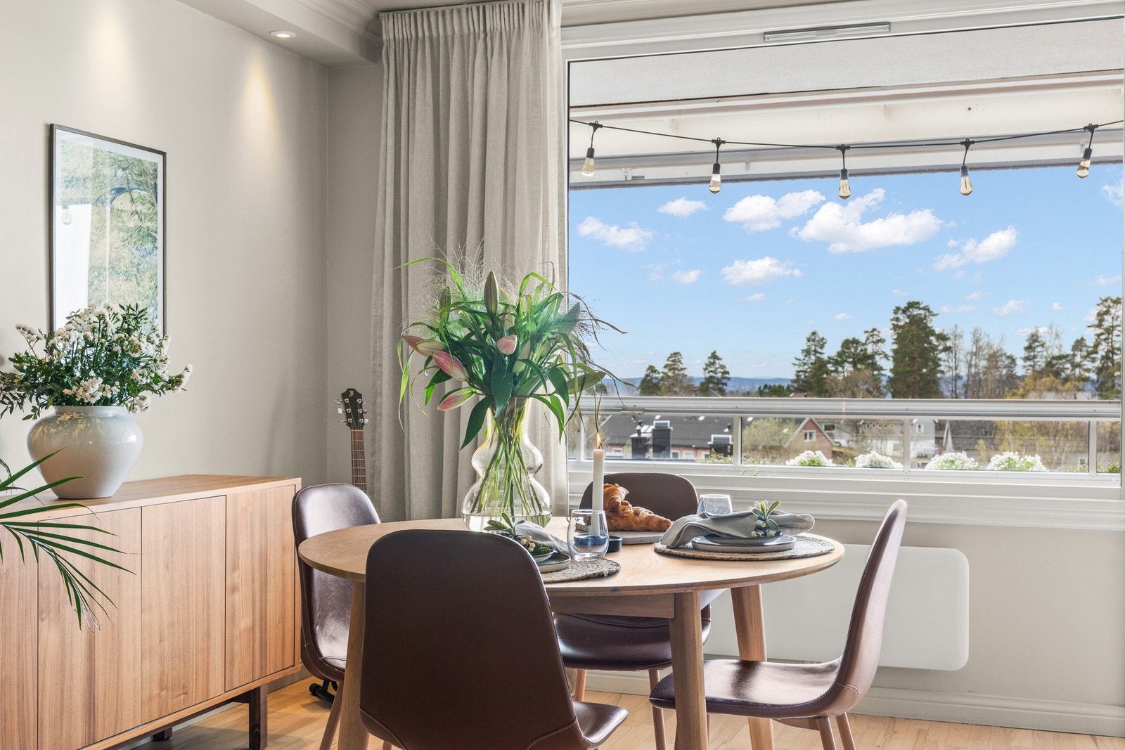 Koselig spiseplass med flott utsyn. Galleribilde