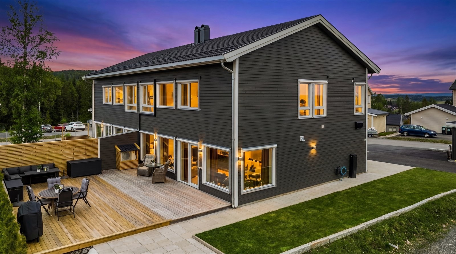 Boligen har en svært romslig terrasse på 64 m² belagt med impregnerte bord, med direkte utgang fra stuen. Et perfekt uterom for sosiale sammenkomster. Galleribilde