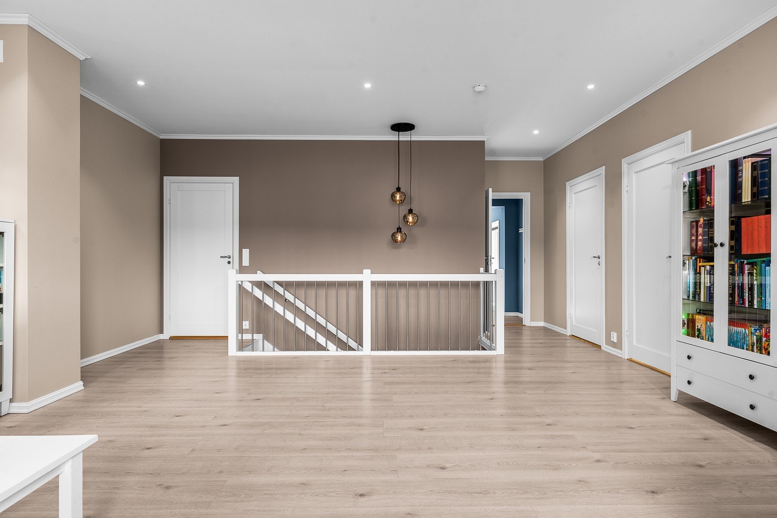 Den malte tretrappen med tette opptrinn leder opp til loftstuen i andre etasje. Galleribilde