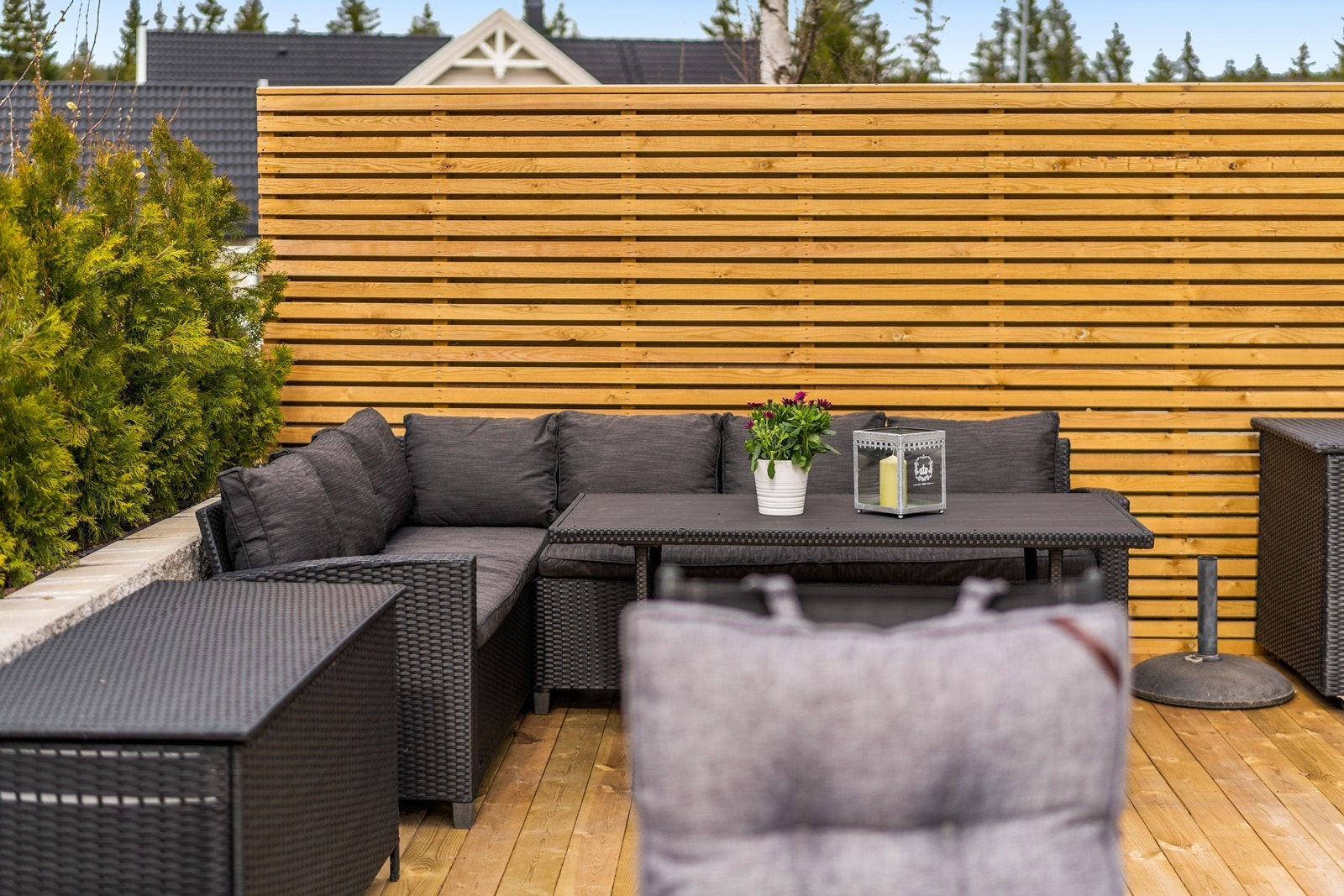 En skjermvegg gir en lun og privat sone på terrassen. Galleribilde
