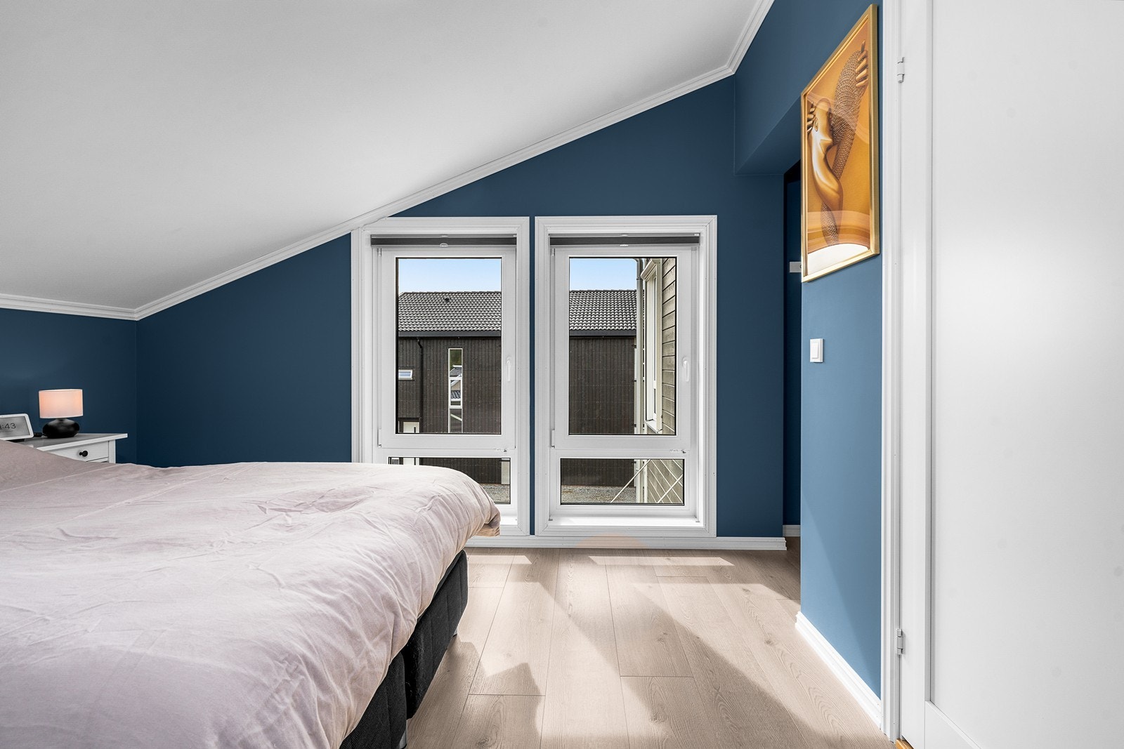 Alle vinduer i boligen har 3-lags isolerglass og utvendig solskjerming med zip screens. Galleribilde