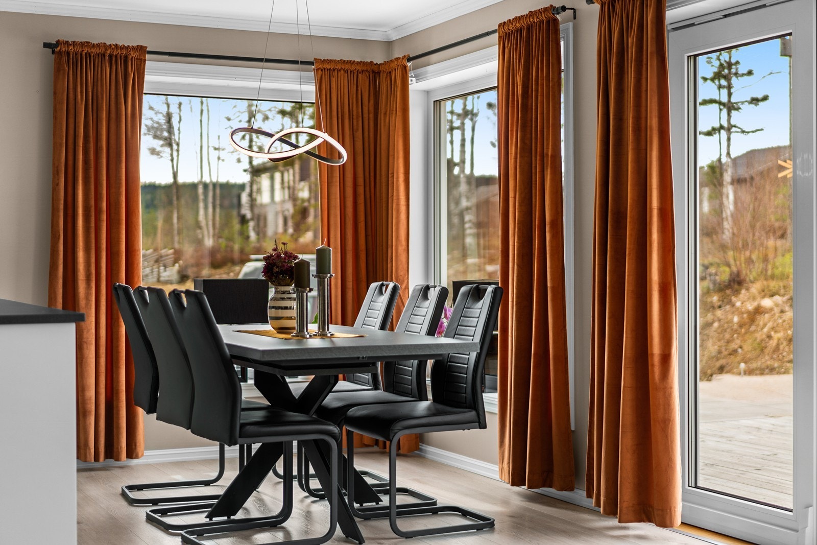 Fra spiseplassen er det skyvedør med 3-lags isolerglass ut til den store terrassen. Galleribilde