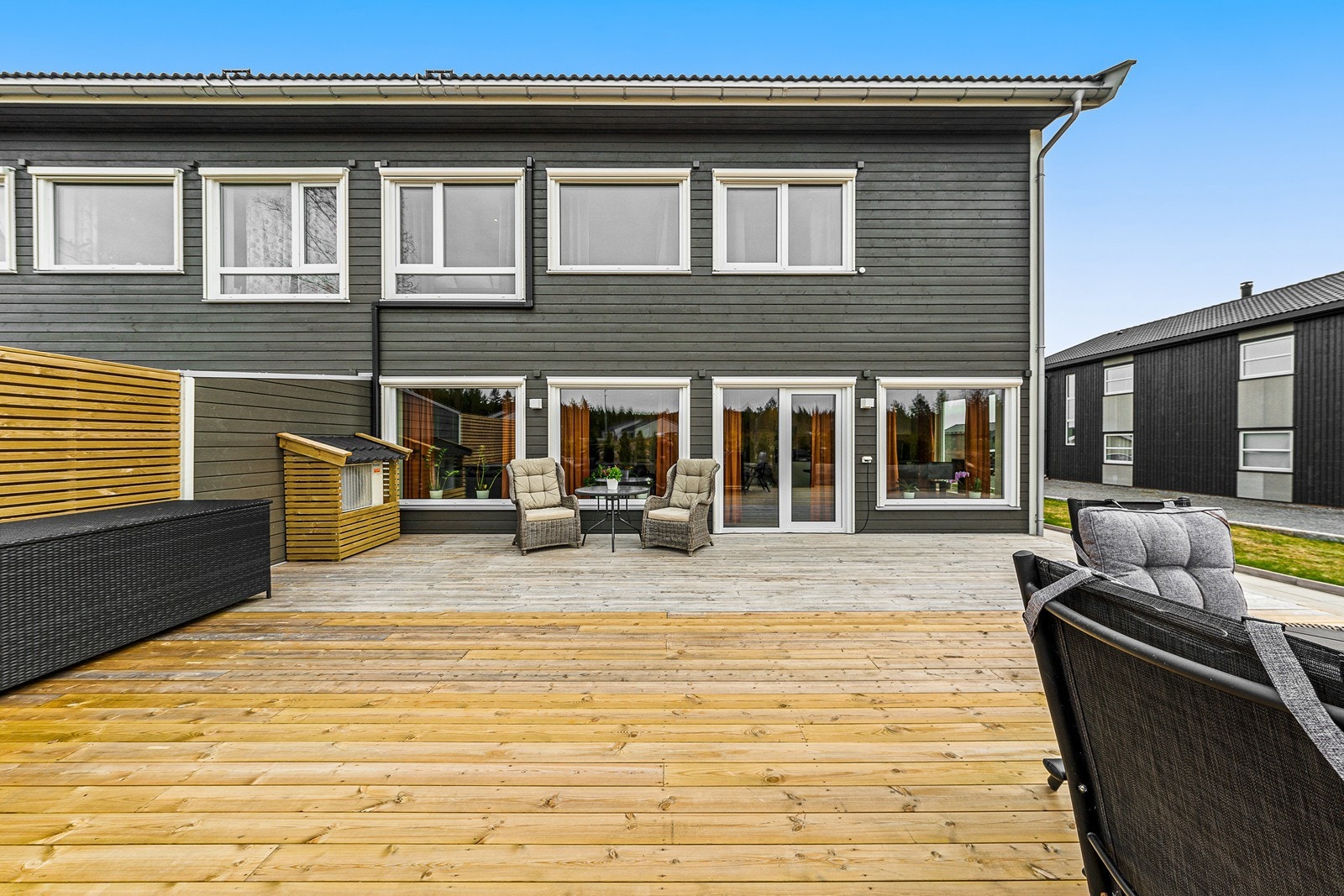 Terrassen er bygget med impregnerte terrassebord og har både utelys og strømuttak. Galleribilde