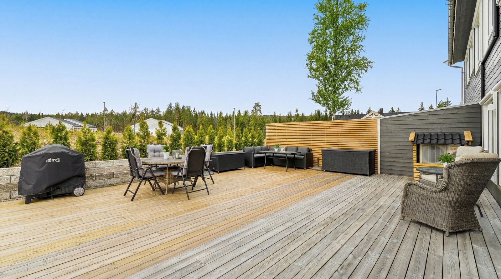 Uteplassen er pent opparbeidet og har god plass for lek og aktivitet. Galleribilde