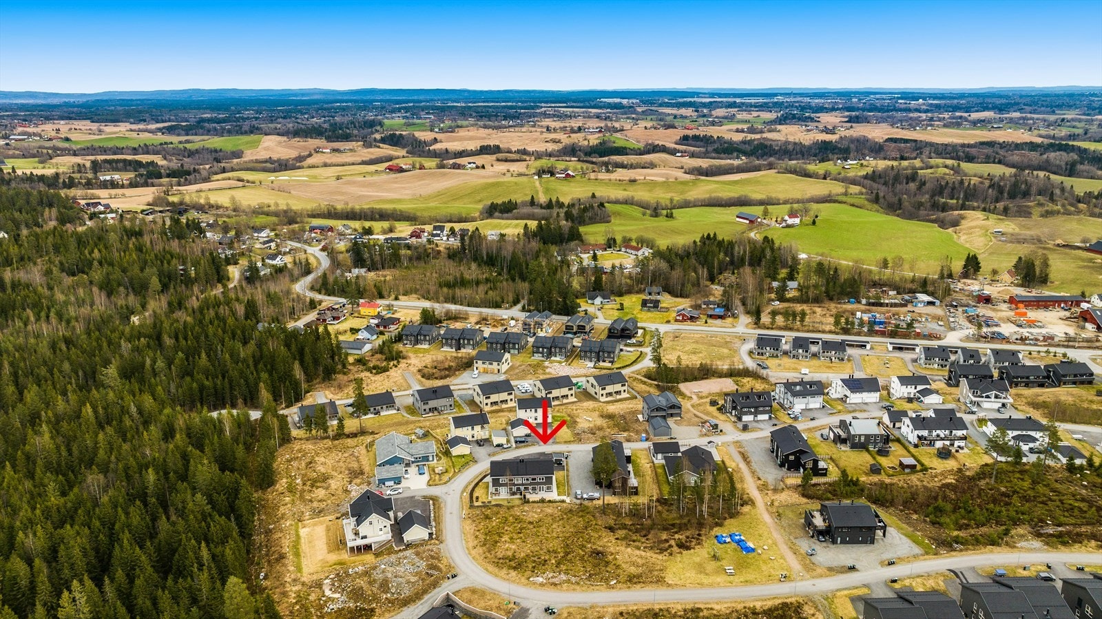 Beliggenheten kombinerer det beste fra to verdener: et nytt og rolig boligfelt med umiddelbar nærhet til skog og mark, og kun 17 minutter til Oslo Lufthavn. Galleribilde