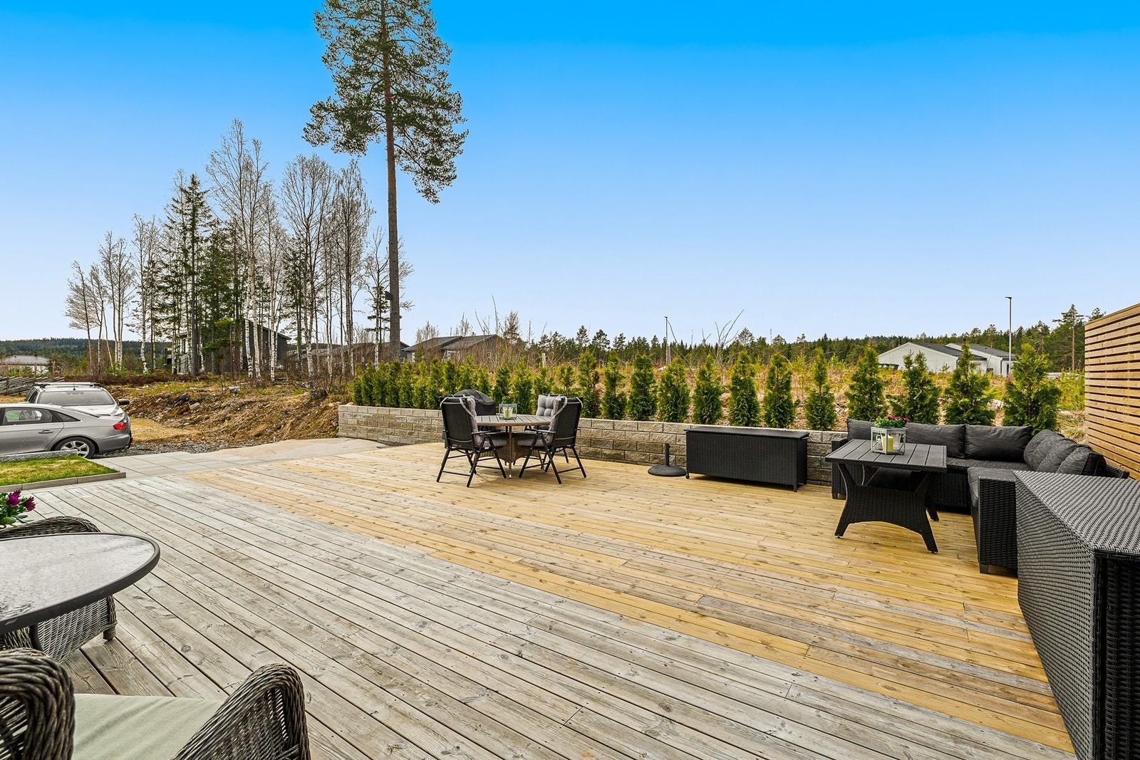 Stor terrasse med god plass til flere sittegrupper, grill og sosiale soner. Galleribilde