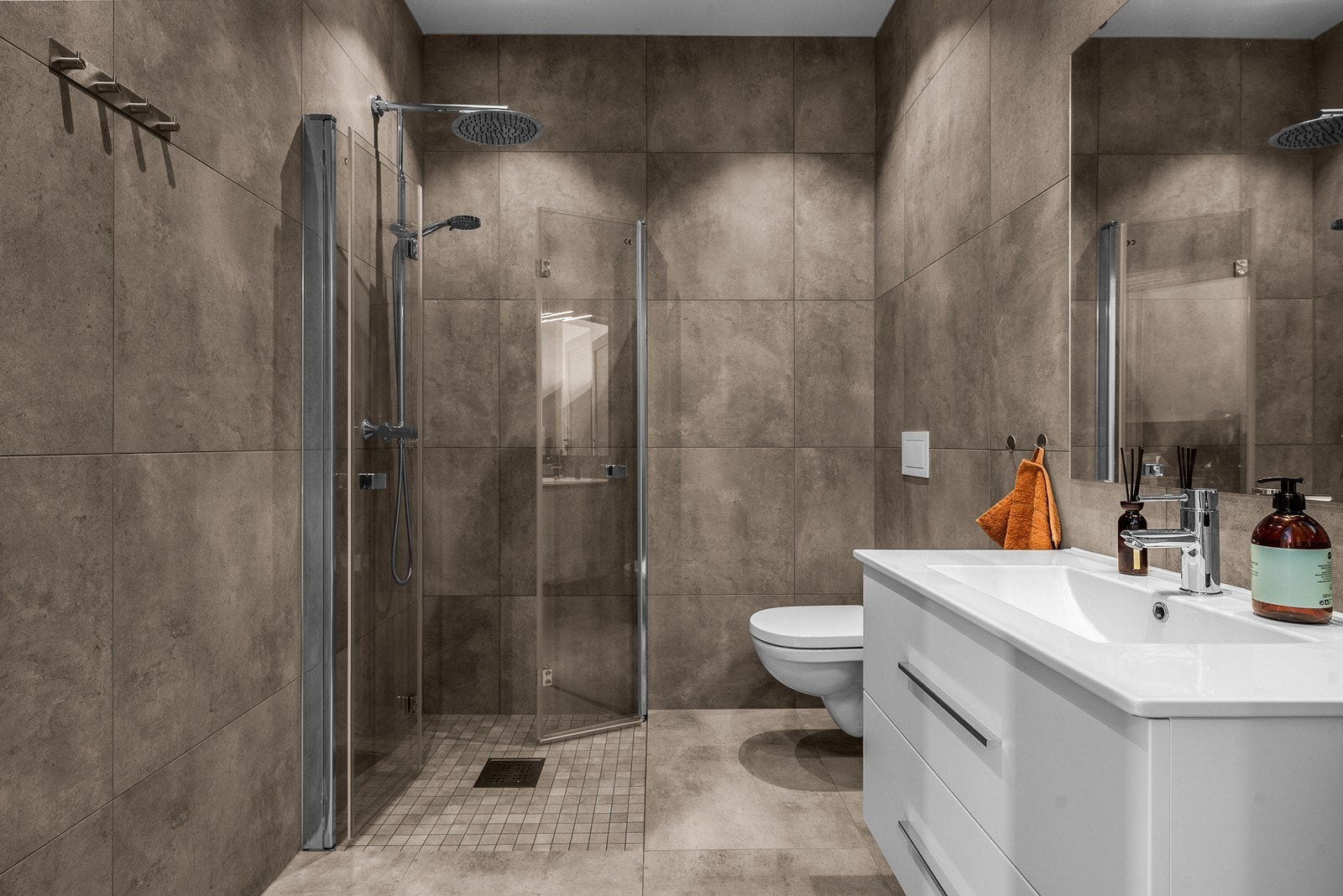 Badet tilknyttet hovedsoverommet har keramiske fliser, gulvvarme og downlights i taket. Galleribilde