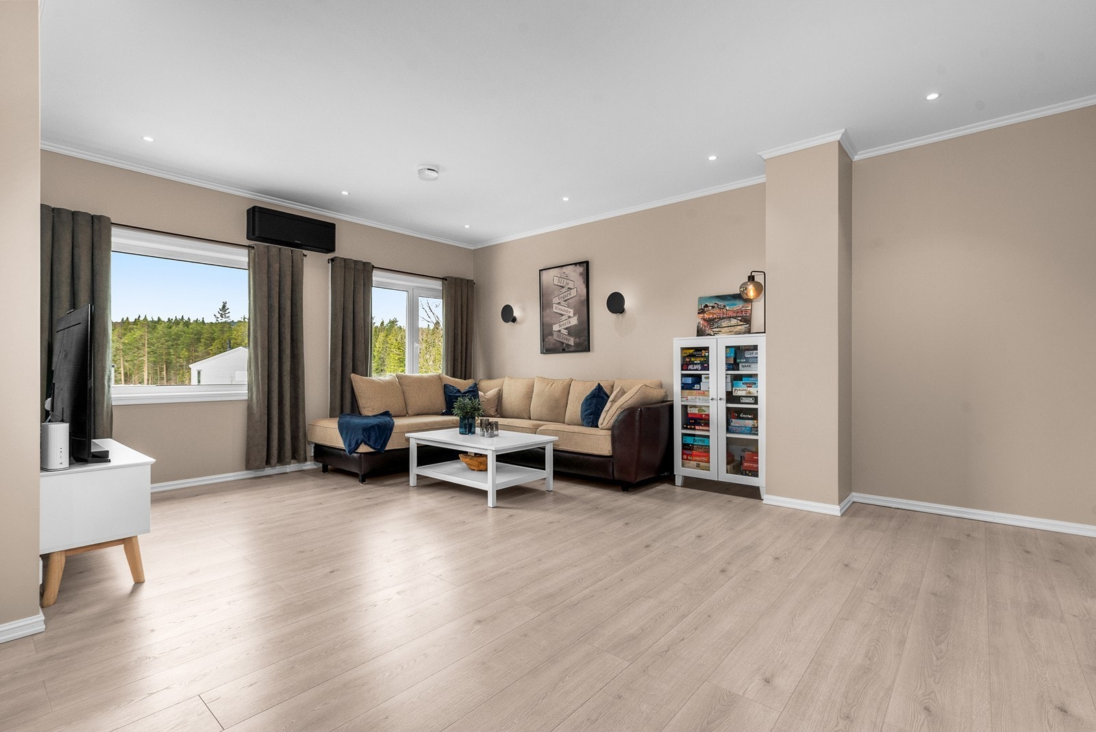 God plass til en romslig sofagruppe i loftstuen. Galleribilde
