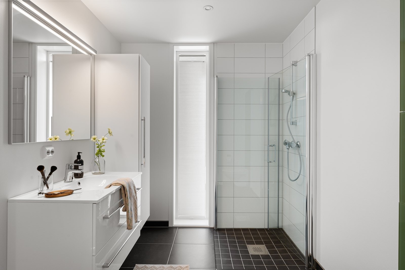 Det ene badet er tilknyttet hovedsoverommet og har flislagt gulv med elektriske varmekabler. Galleribilde