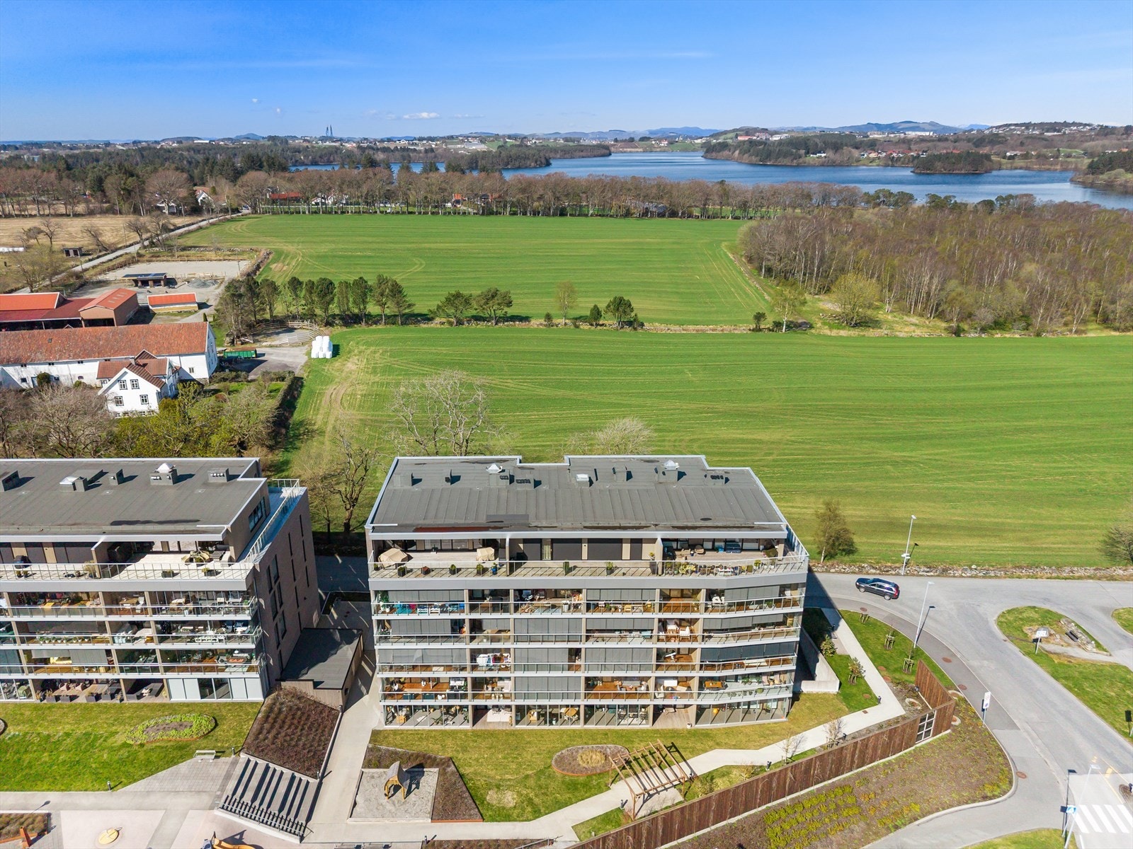 Leiligheten ligger i et bygg fra 2021, med umiddelbar nærhet til flotte turområder og grønne lunger. Galleribilde