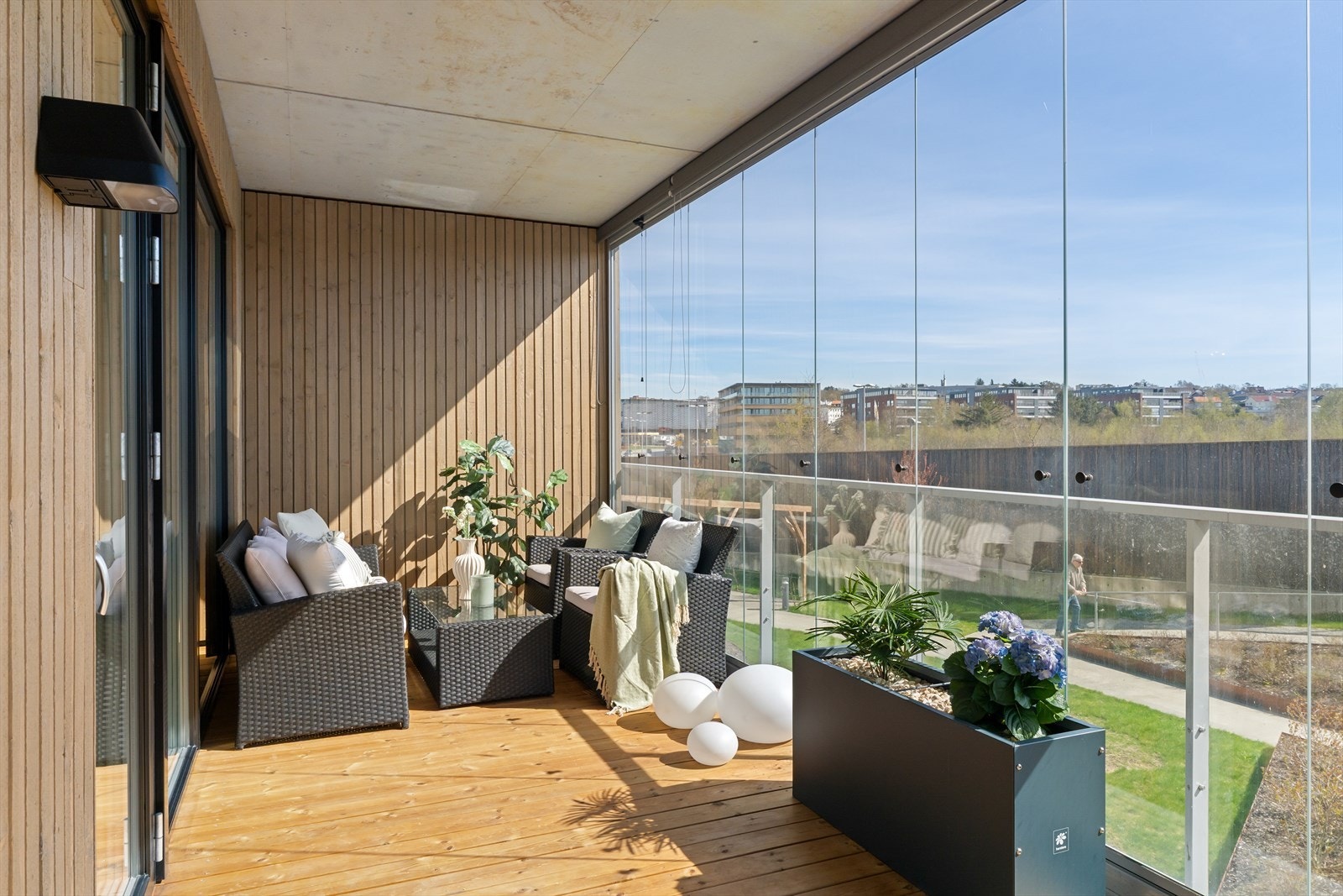 Balkongen er romslig og har god plass til både en sittegruppe og beplantning. Galleribilde